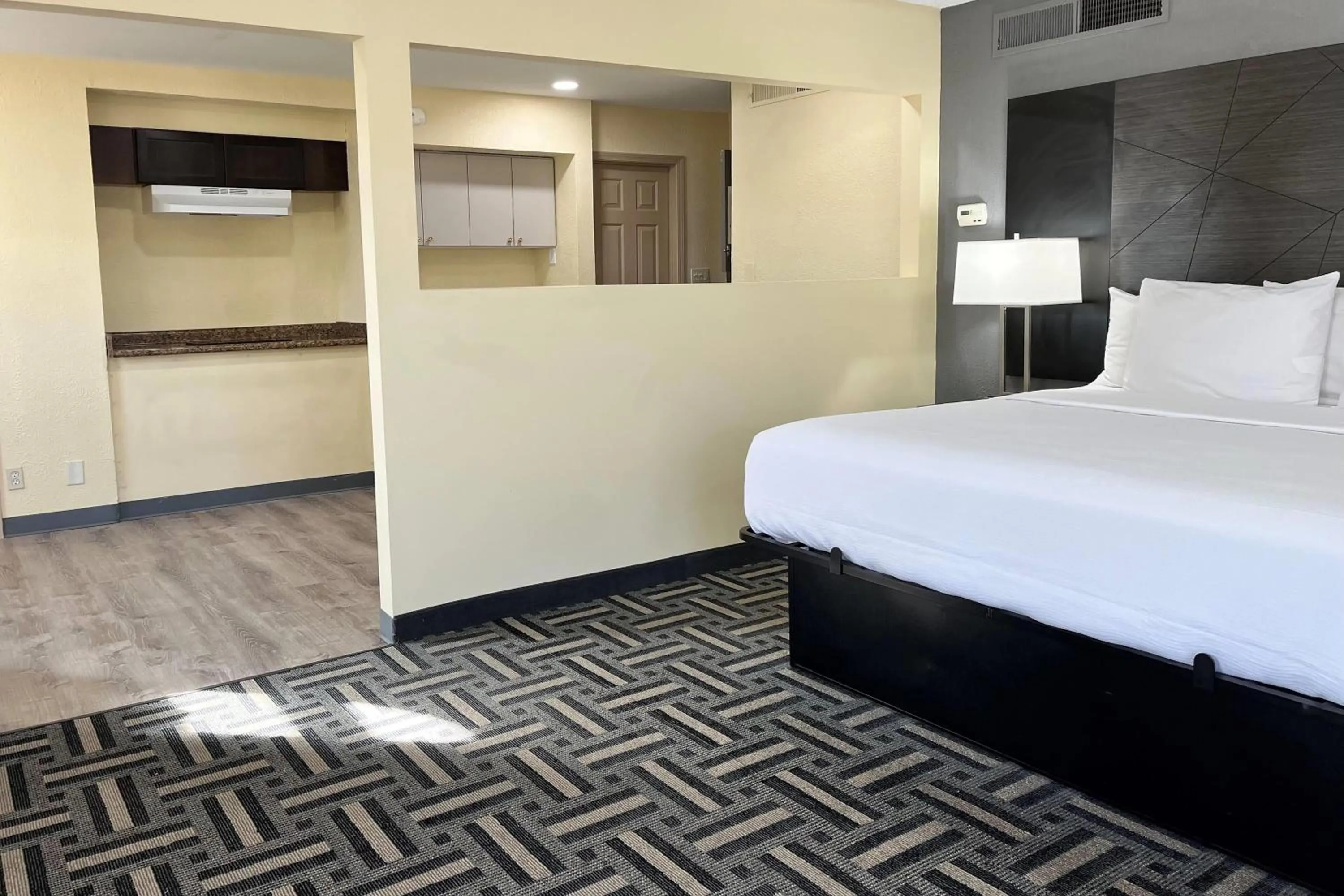 Photo of the whole room, Bed in Baymont by Wyndham Indianapolis Airport Lynhurst
