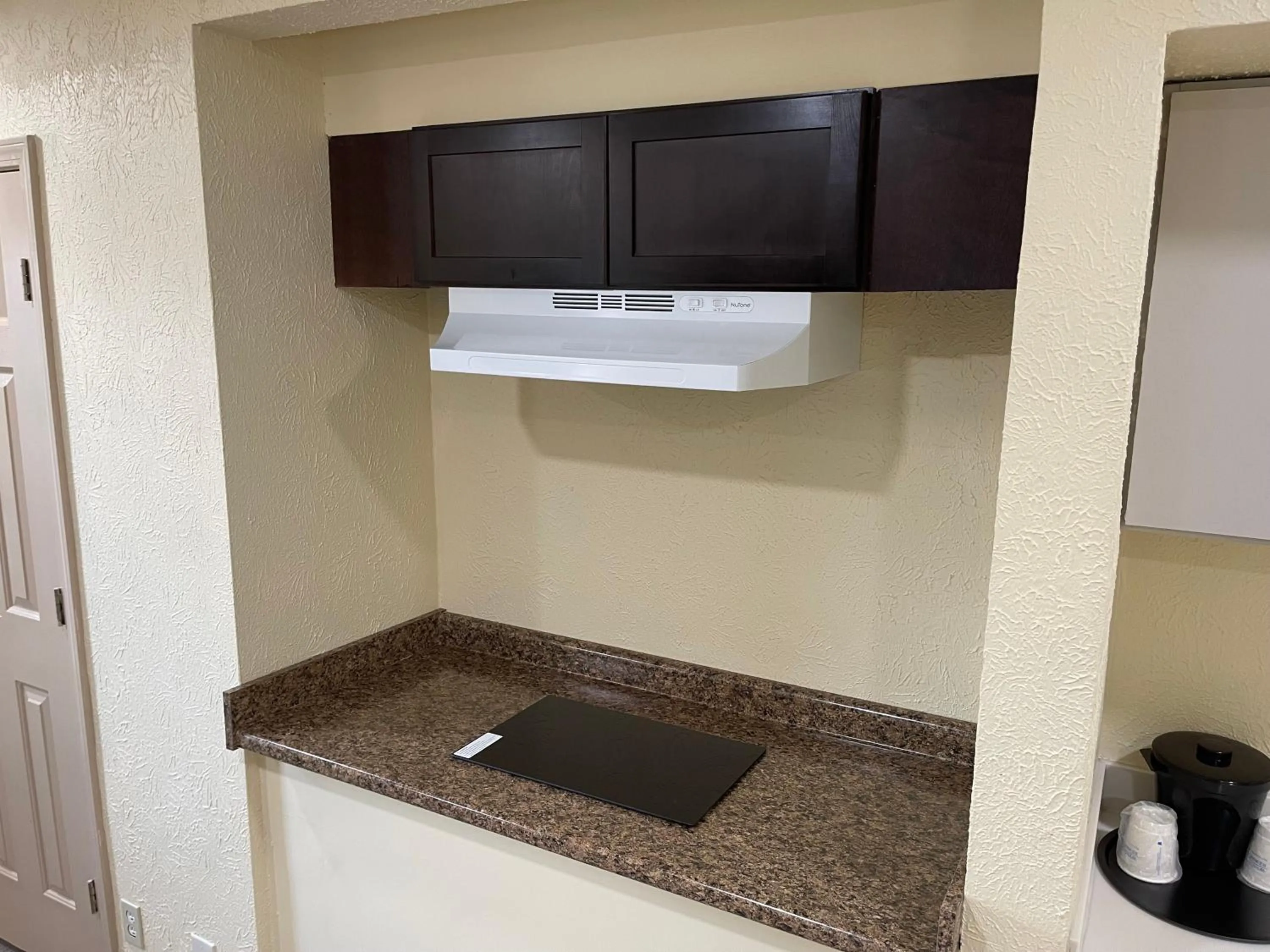 Kitchen or kitchenette in La Quinta Inn by Wyndham Indianapolis Airport Lynhurst