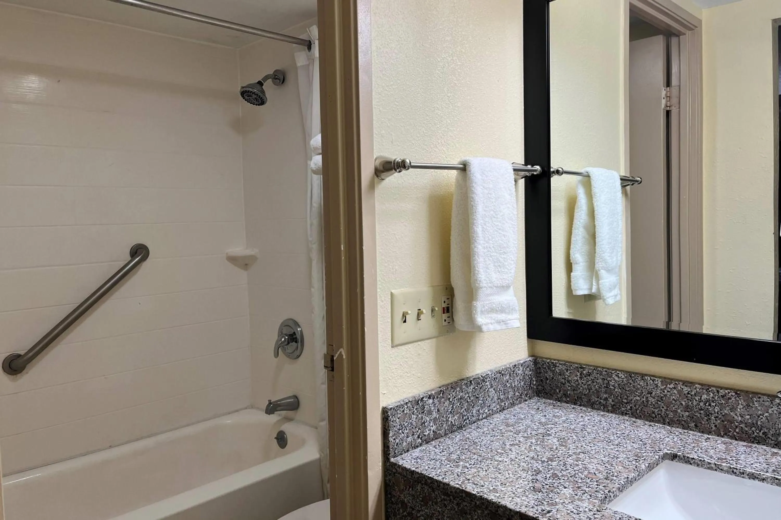 Bathroom in Baymont by Wyndham Indianapolis Airport Lynhurst