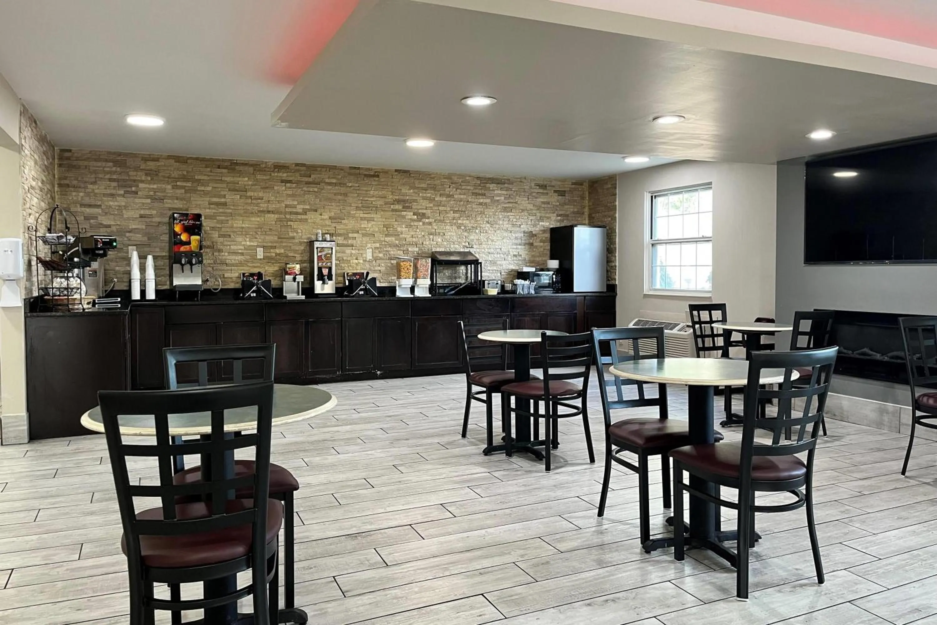 Restaurant/places to eat in Baymont by Wyndham Indianapolis Airport Lynhurst