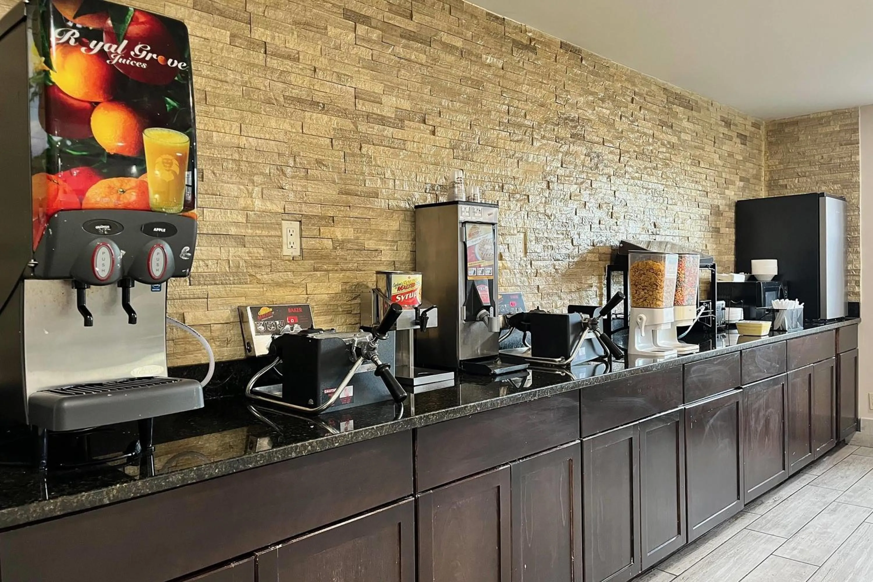 Restaurant/places to eat in Baymont by Wyndham Indianapolis Airport Lynhurst