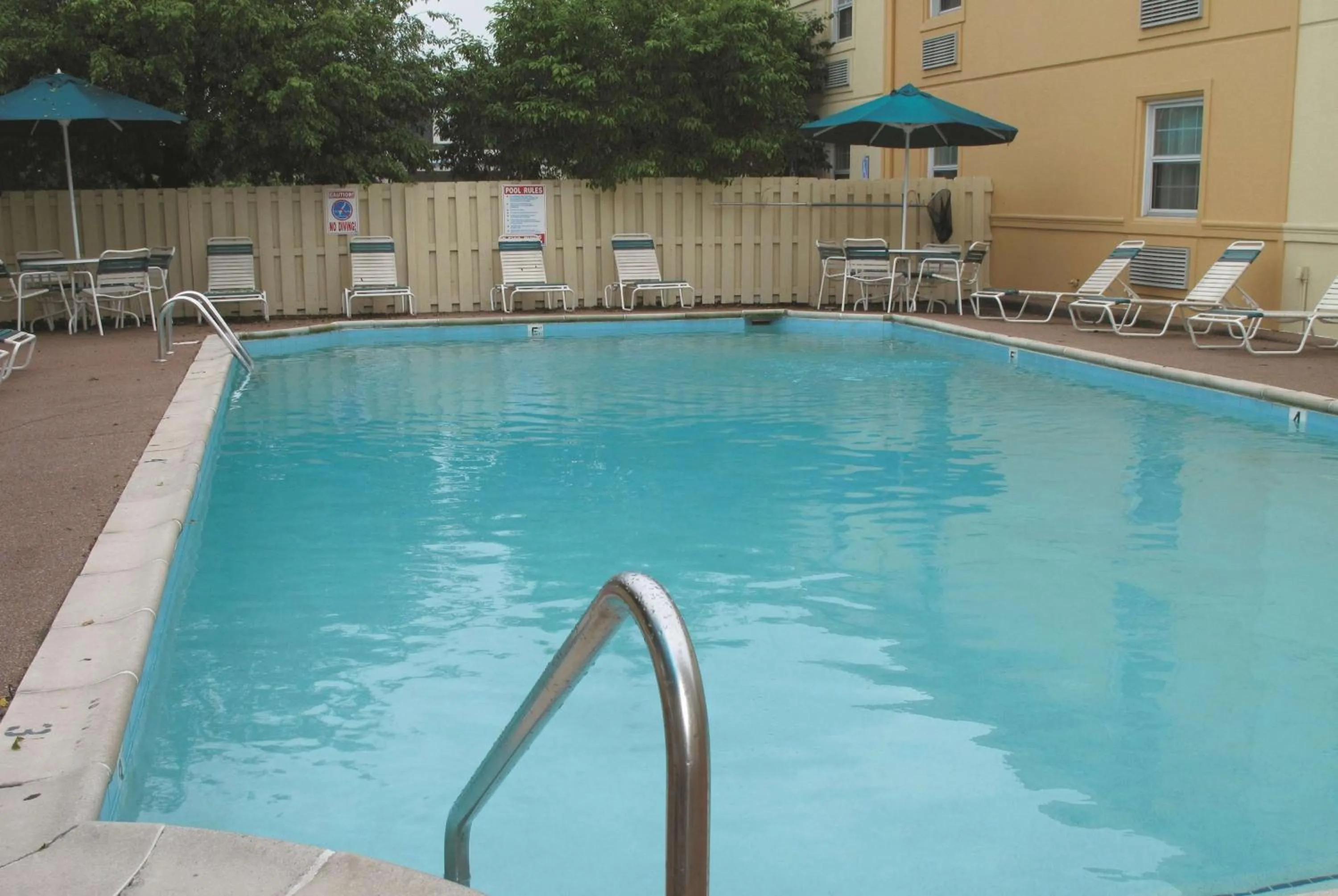 Pool view in La Quinta Inn by Wyndham Indianapolis Airport Lynhurst