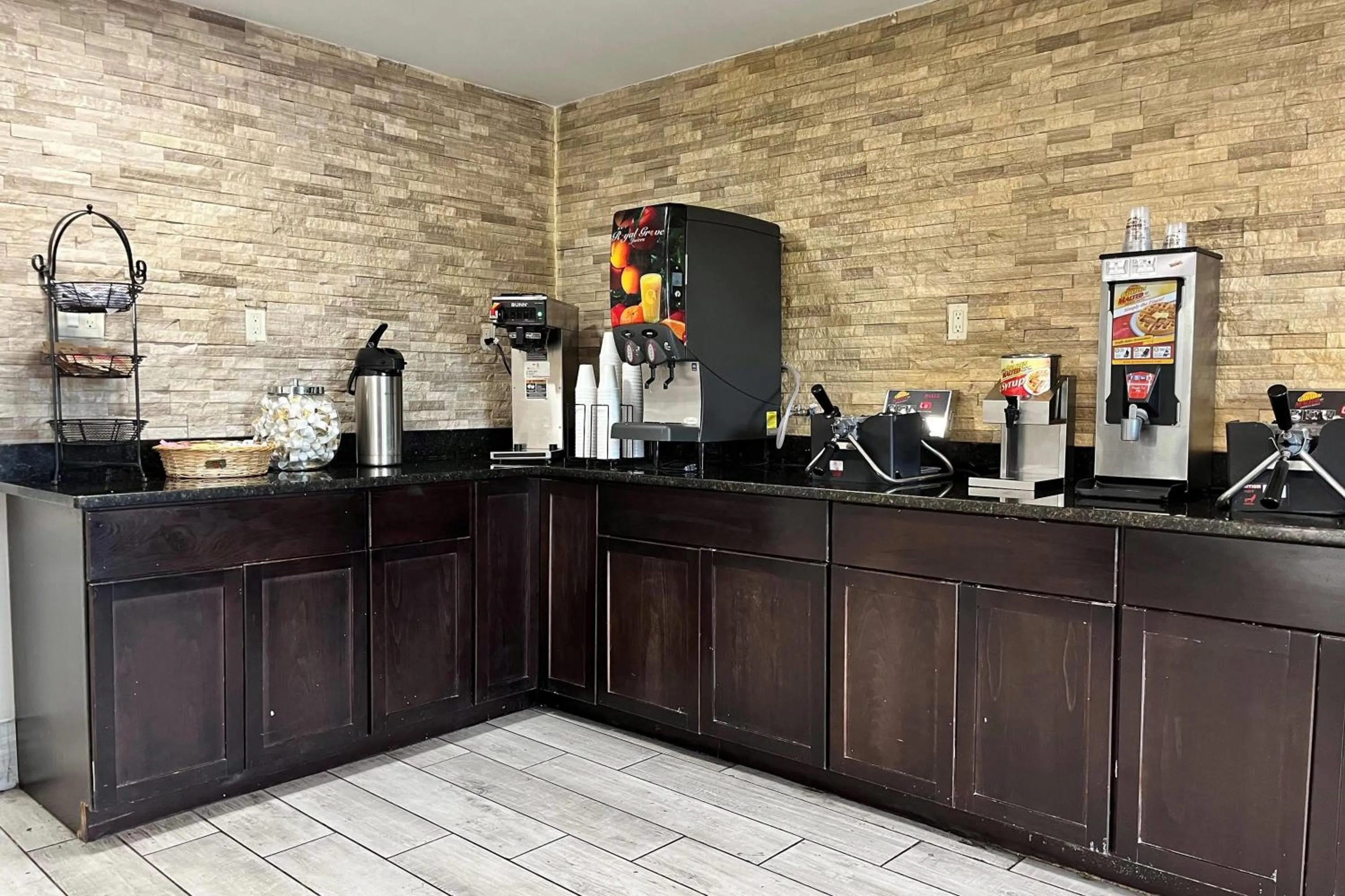 Restaurant/places to eat in Baymont by Wyndham Indianapolis Airport Lynhurst