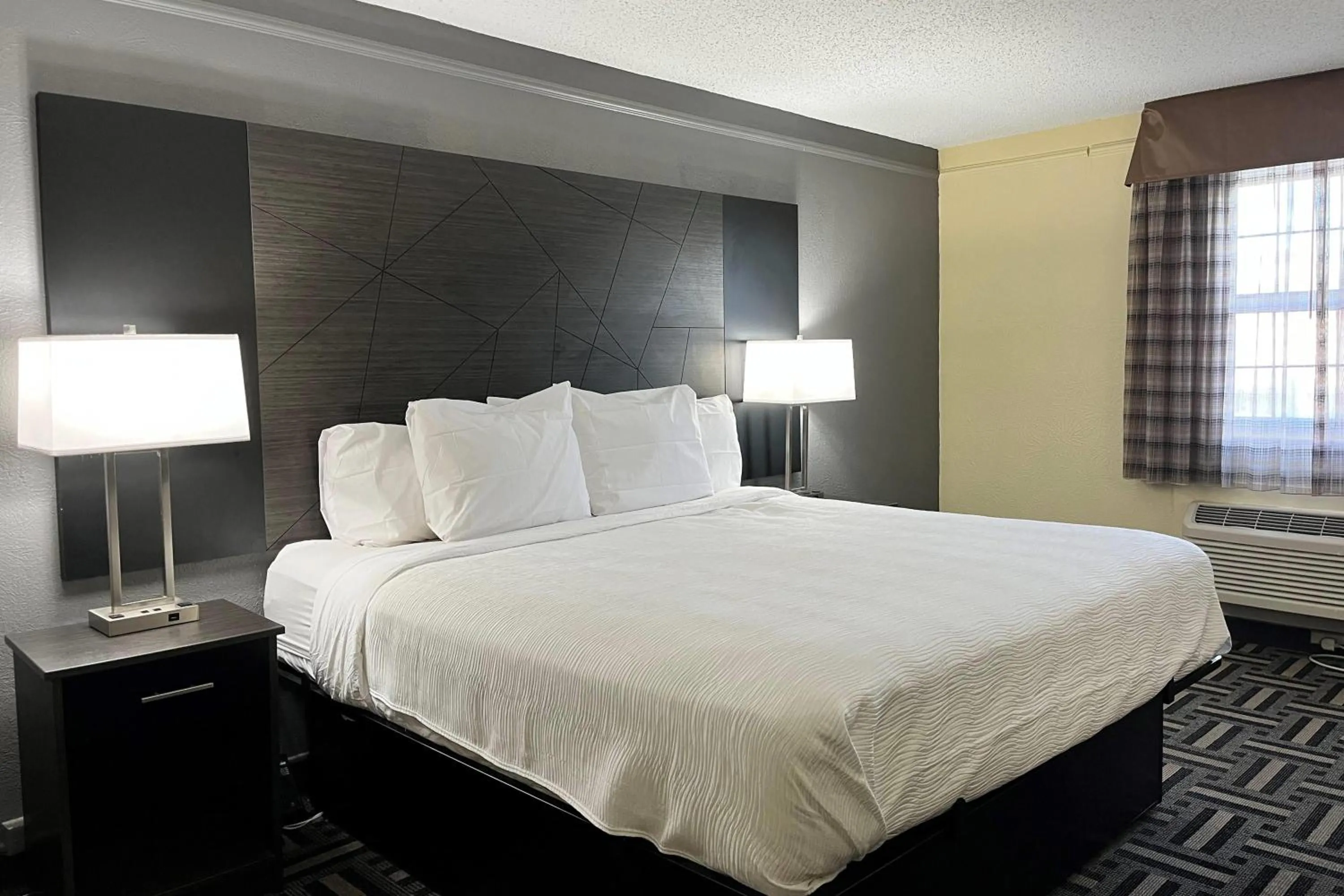 Photo of the whole room, Bed in Baymont by Wyndham Indianapolis Airport Lynhurst