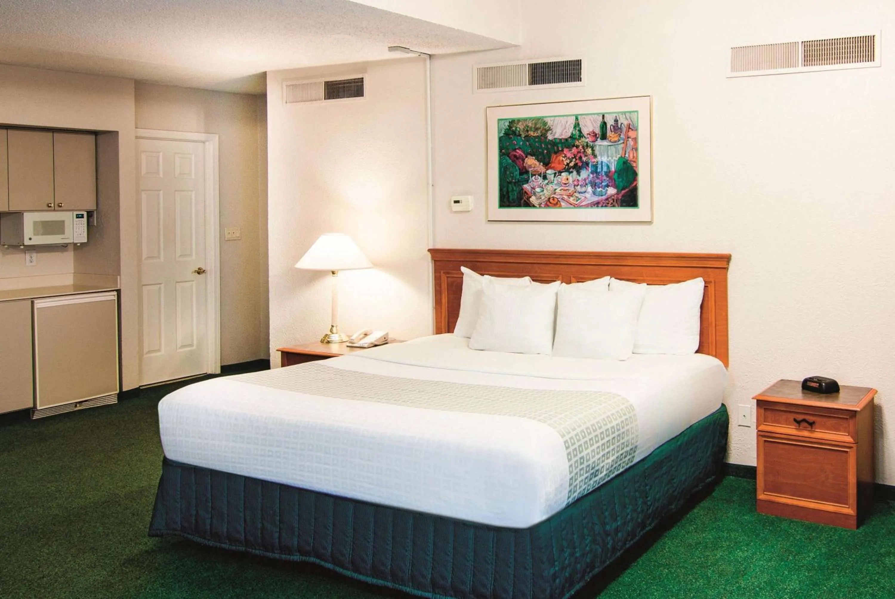 Photo of the whole room, Bed in La Quinta Inn by Wyndham Indianapolis Airport Lynhurst