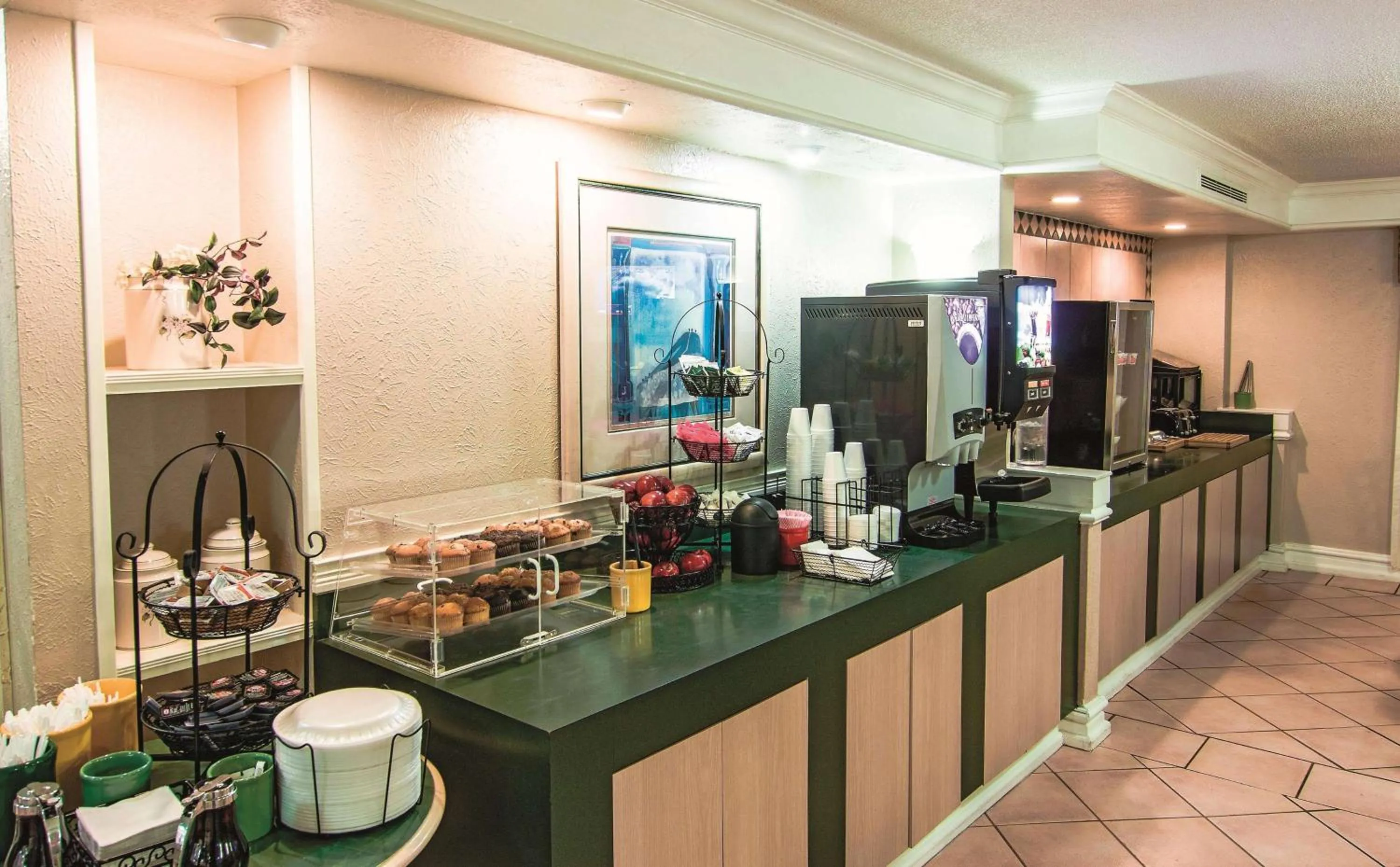 Kitchen or kitchenette in La Quinta Inn by Wyndham Indianapolis Airport Lynhurst