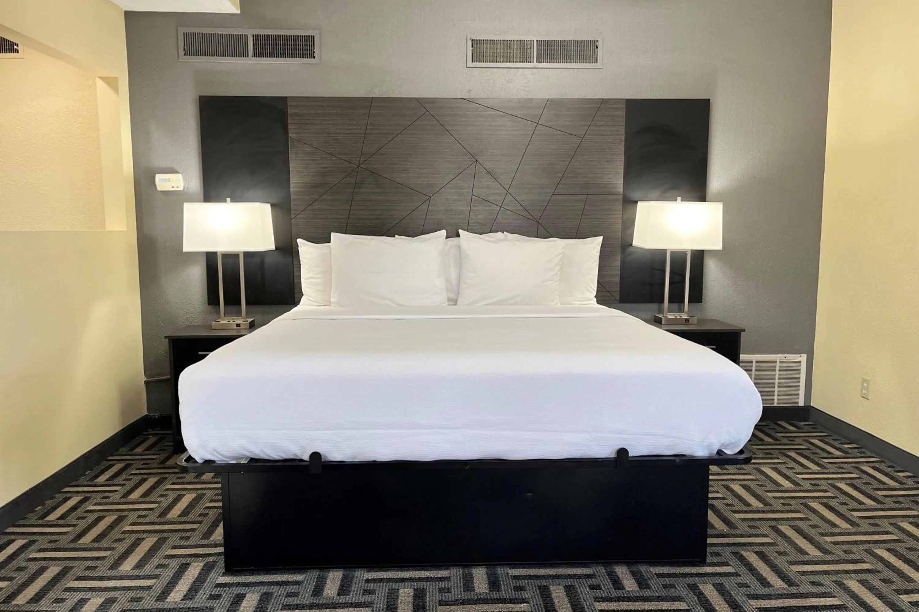 Photo of the whole room, Bed in Baymont by Wyndham Indianapolis Airport Lynhurst