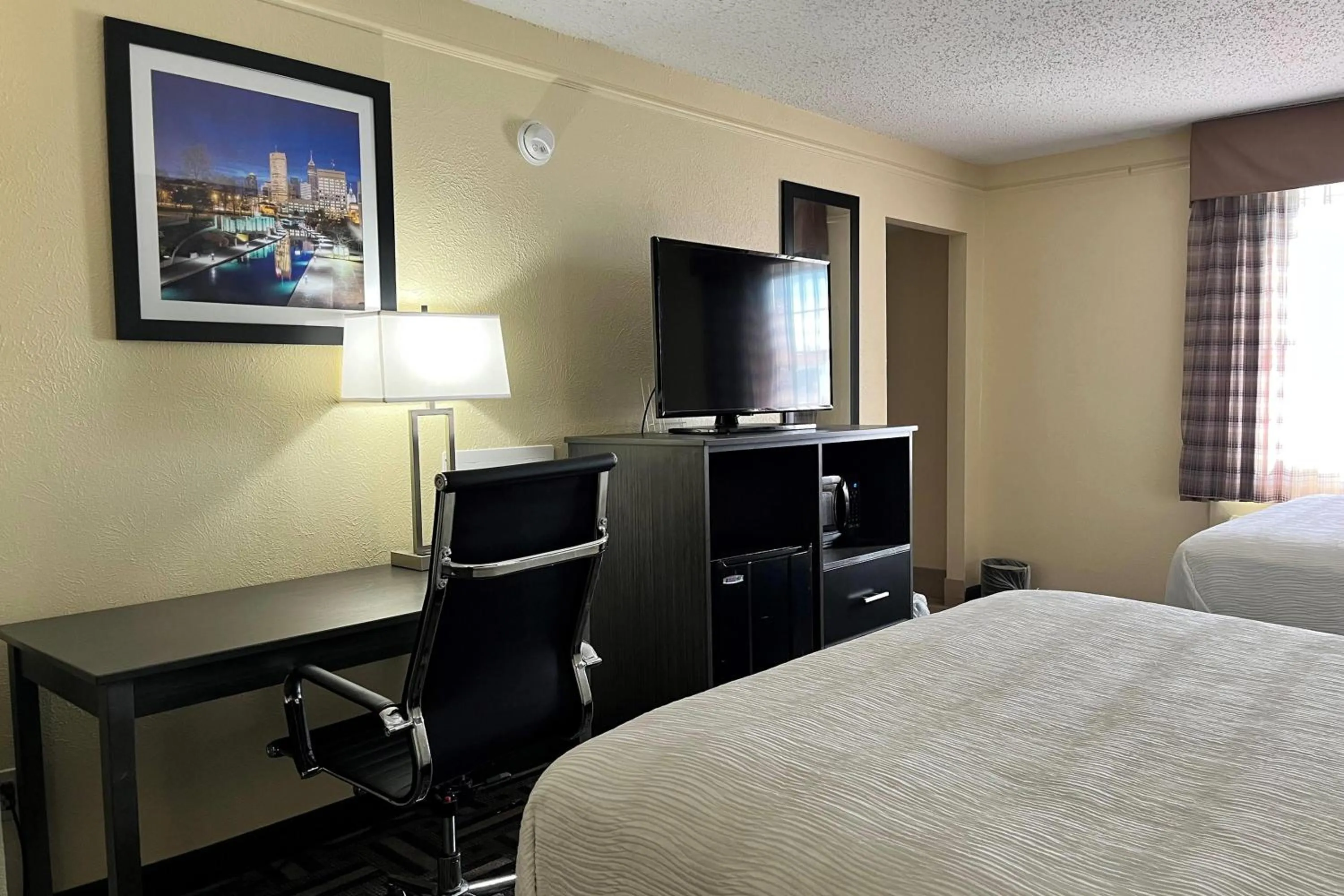 Photo of the whole room, Bed in Baymont by Wyndham Indianapolis Airport Lynhurst