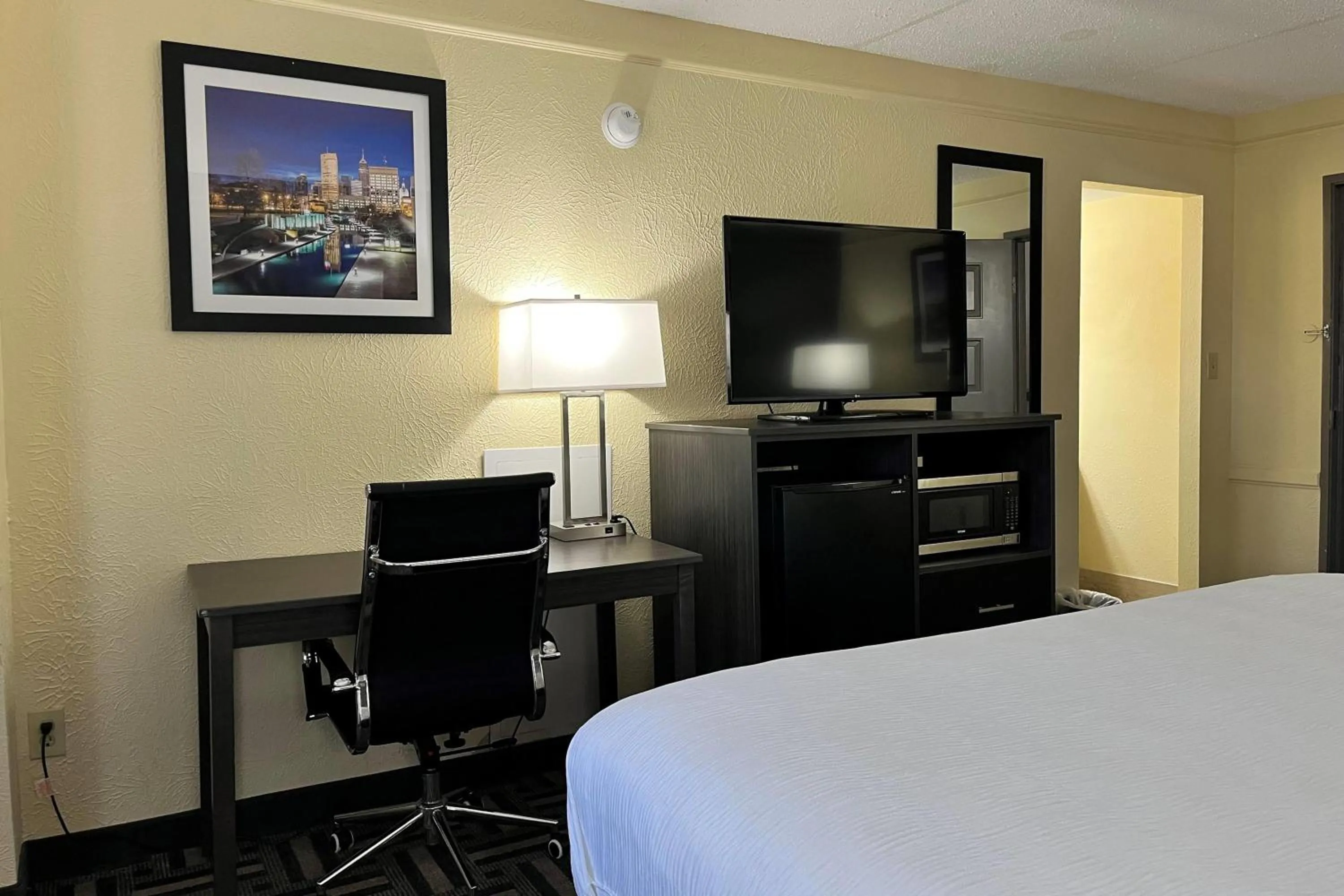 Photo of the whole room, Bed in Baymont by Wyndham Indianapolis Airport Lynhurst