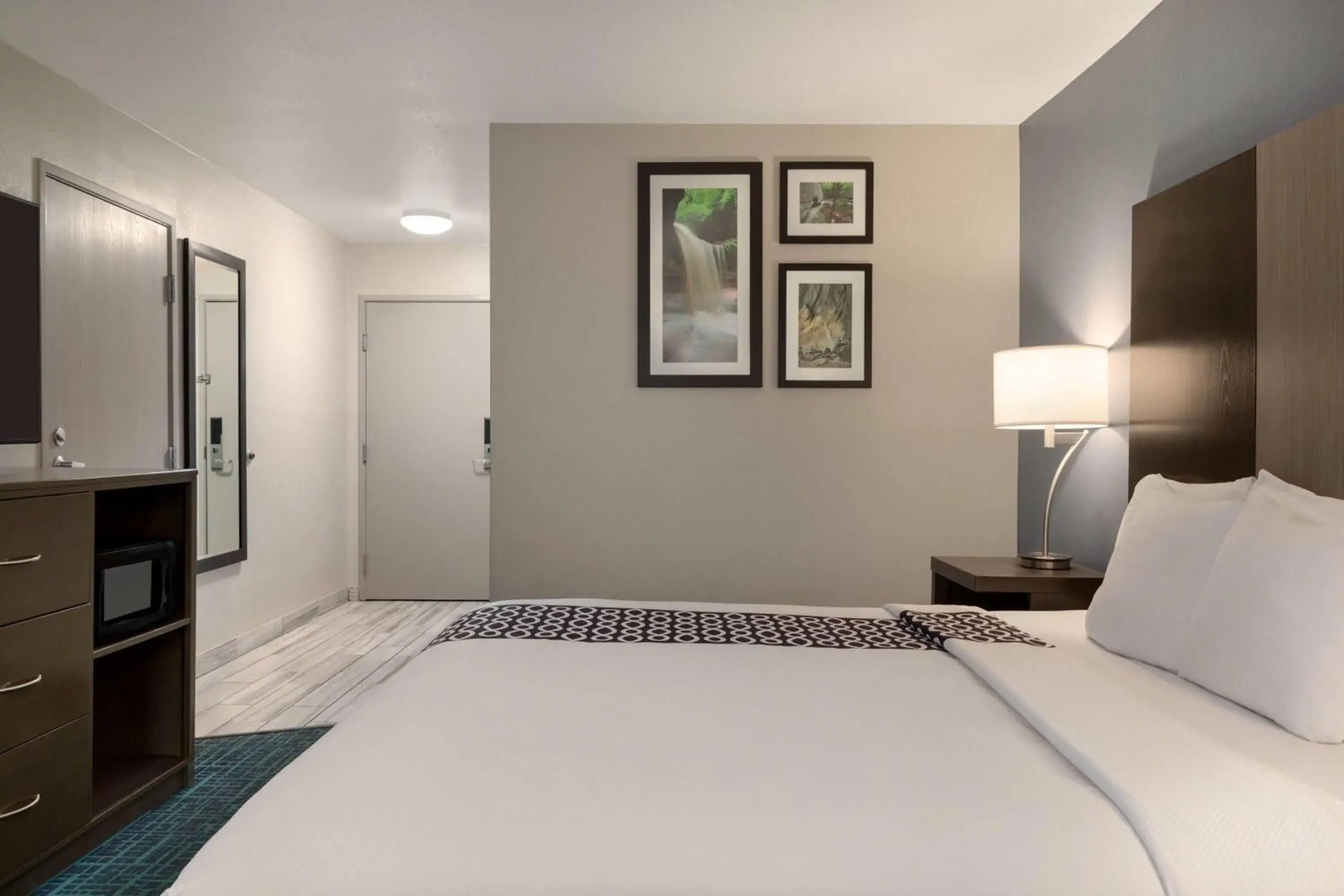 Photo of the whole room, Bed in La Quinta Inn & Suites by Wyndham Peru Starved Rock St Park Photo of the whole room, Bed in La Quinta Inn & Suites by Wyndham Peru Starved Rock St Park