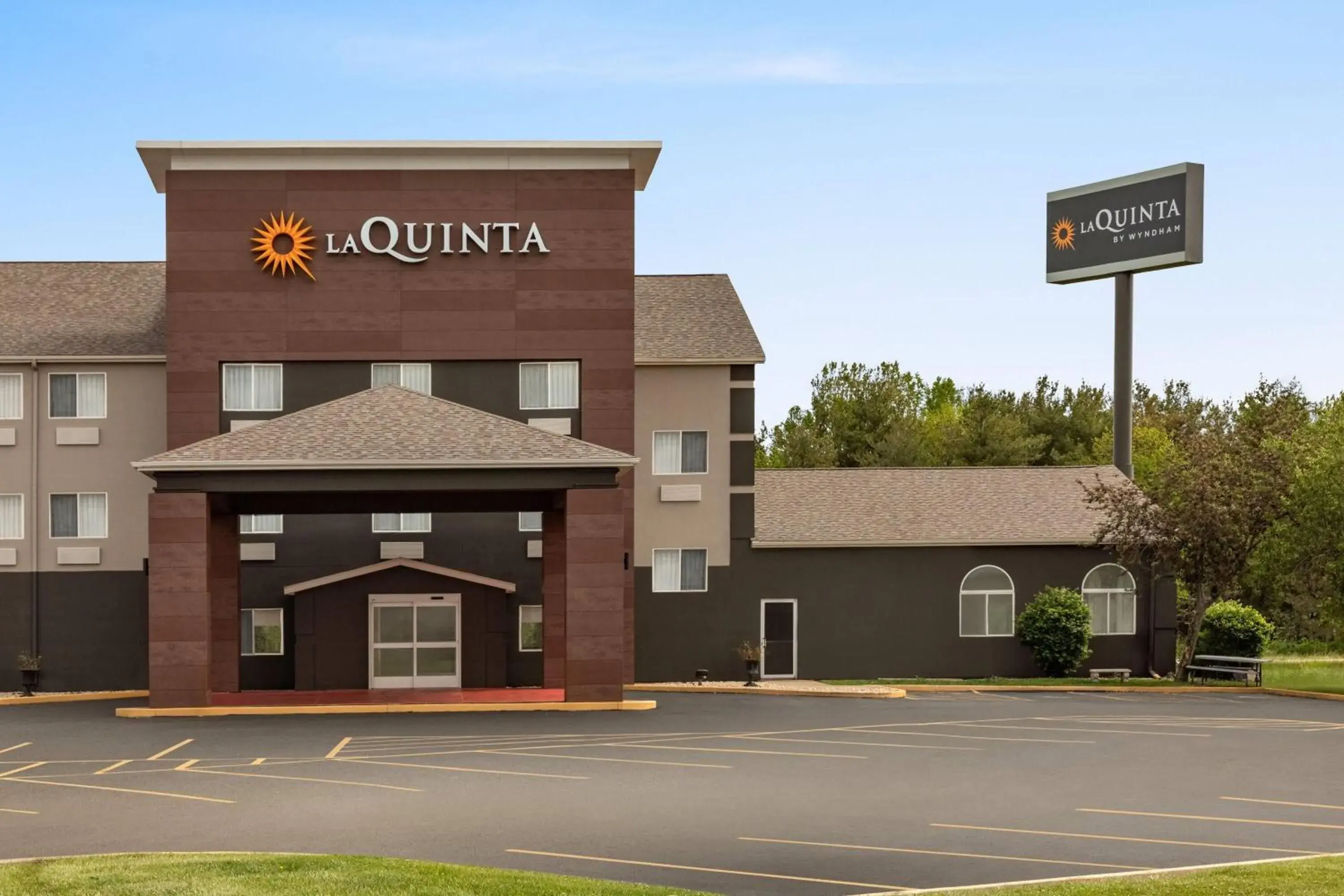 Property building in La Quinta Inn & Suites by Wyndham Peru Starved Rock St Park Property building in La Quinta Inn & Suites by Wyndham Peru Starved Rock St Park