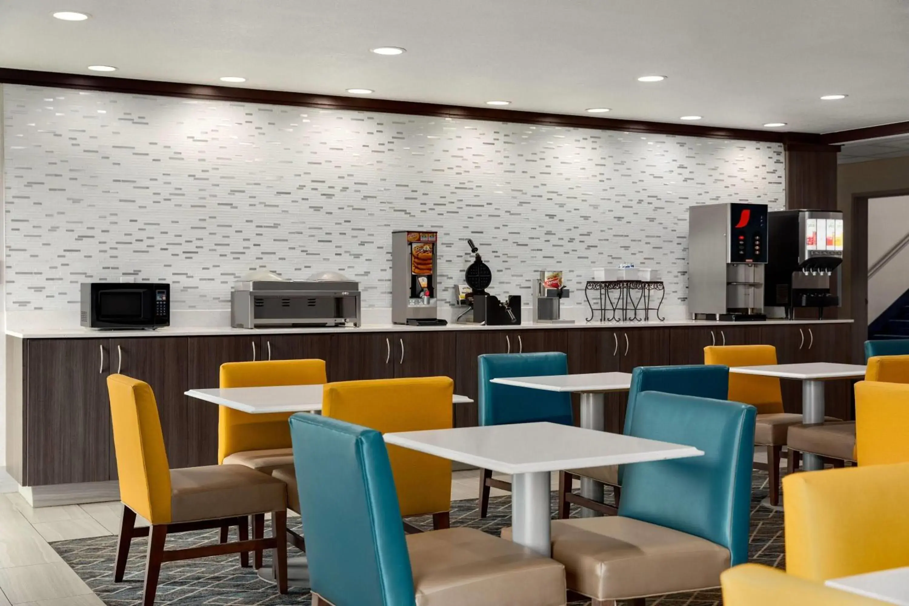 Breakfast in La Quinta Inn & Suites by Wyndham Peru Starved Rock St Park Breakfast in La Quinta Inn & Suites by Wyndham Peru Starved Rock St Park