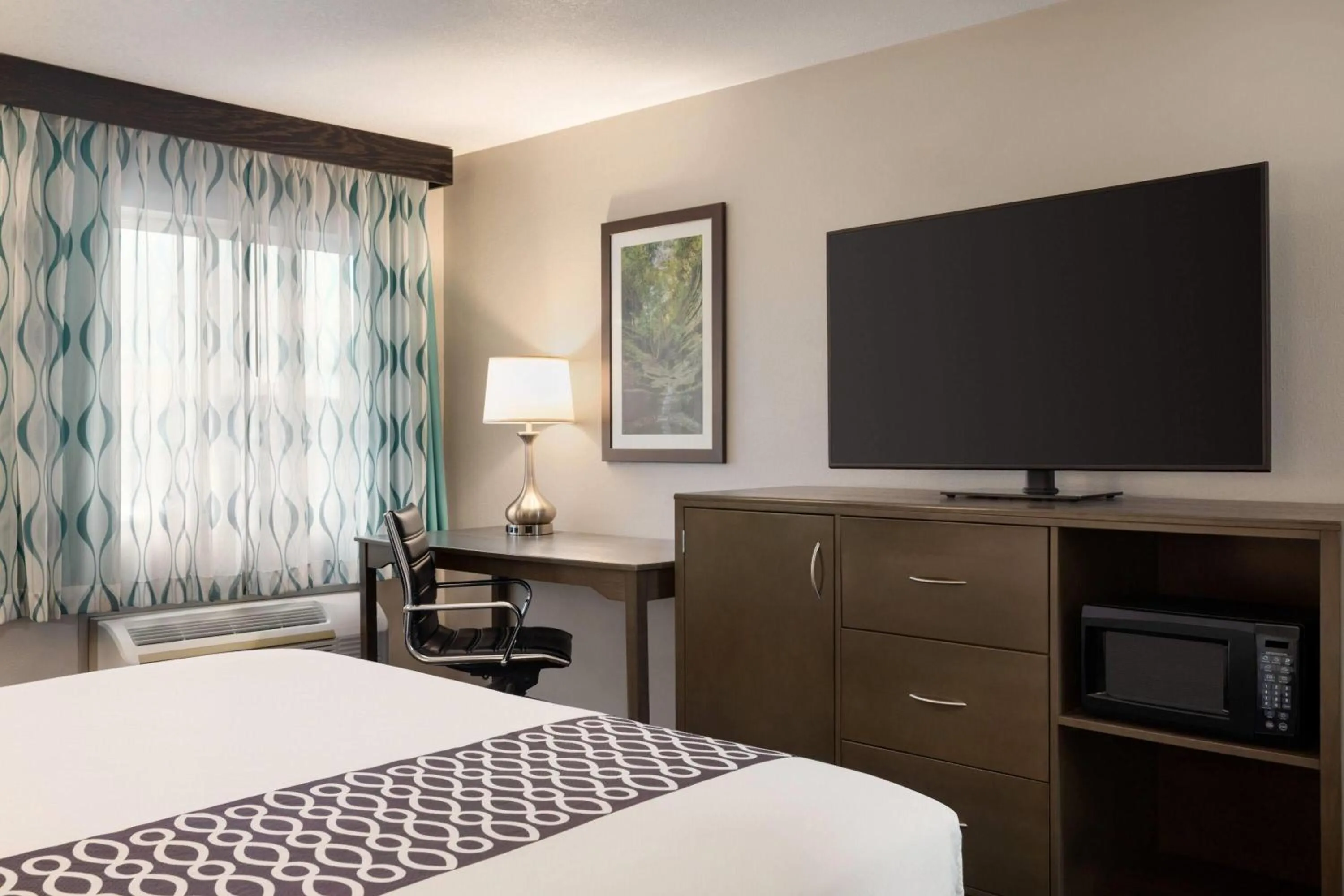 Photo of the whole room, Bed in La Quinta Inn & Suites by Wyndham Peru Starved Rock St Park