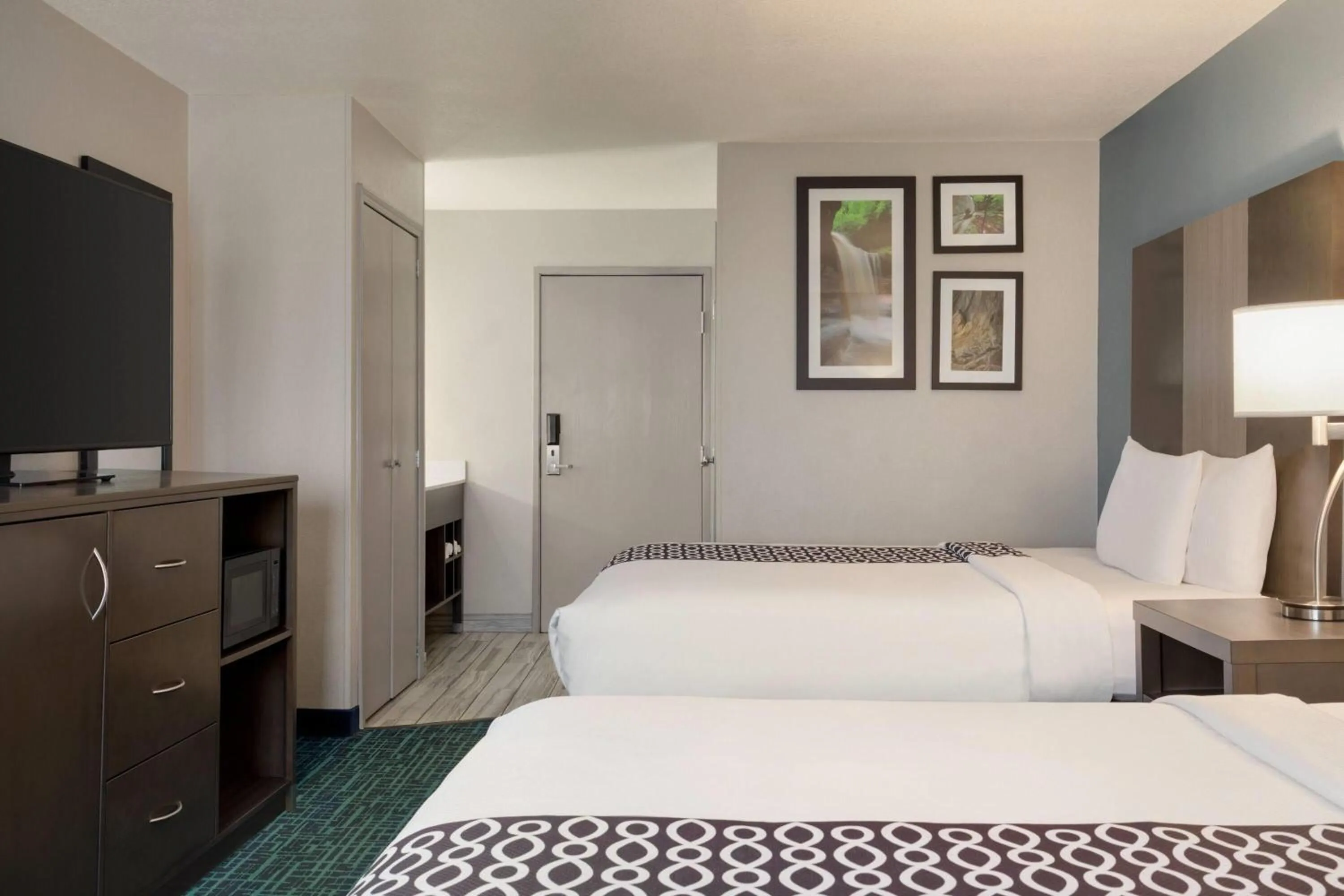 Photo of the whole room, Bed in La Quinta Inn & Suites by Wyndham Peru Starved Rock St Park