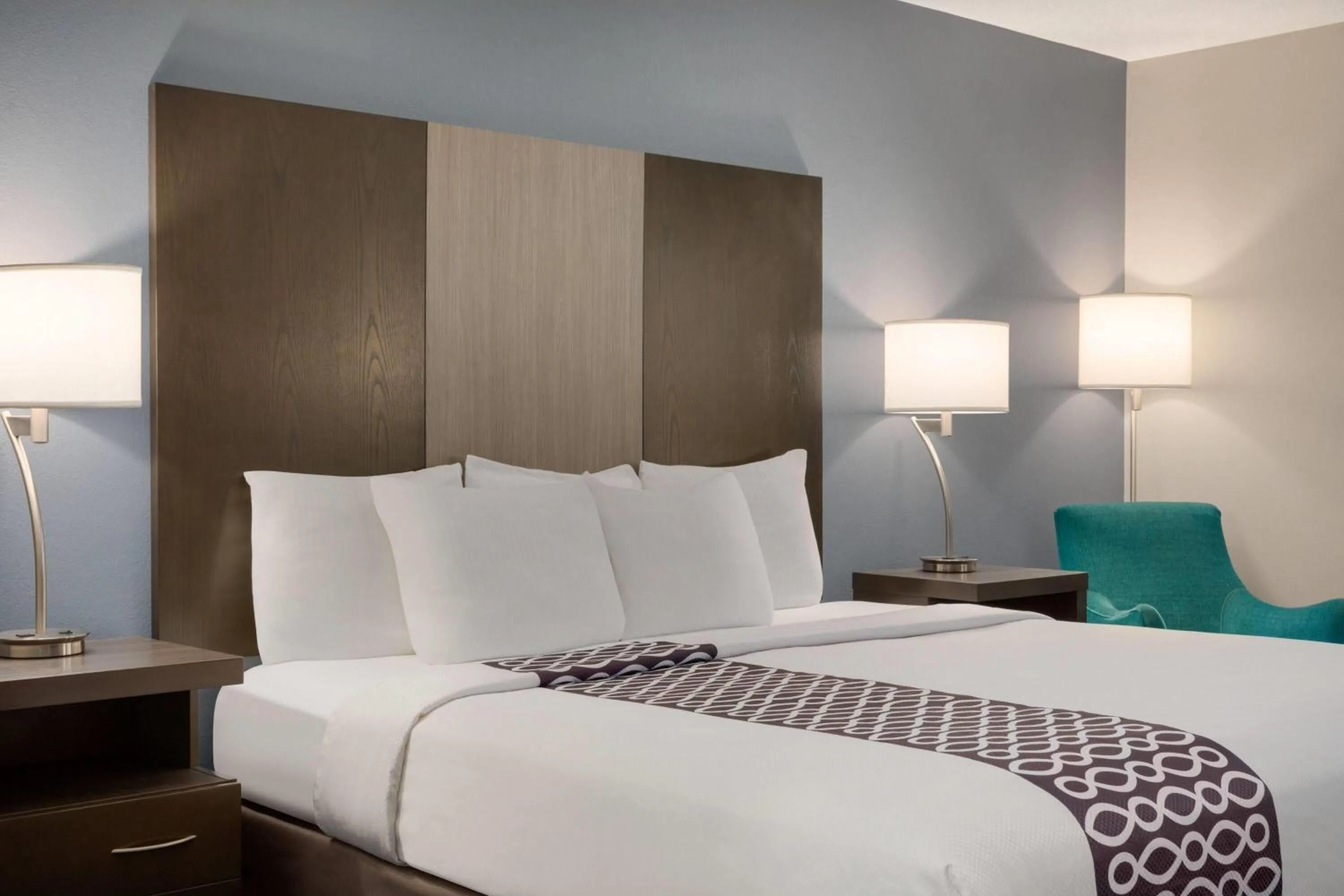 Photo of the whole room, Bed in La Quinta Inn & Suites by Wyndham Peru Starved Rock St Park