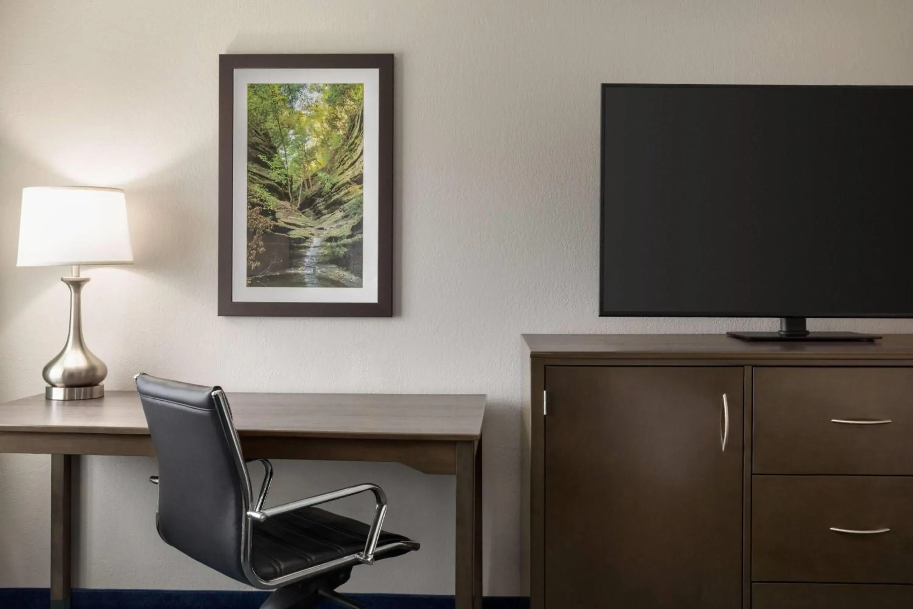 Photo of the whole room in La Quinta Inn & Suites by Wyndham Peru Starved Rock St Park Photo of the whole room in La Quinta Inn & Suites by Wyndham Peru Starved Rock St Park