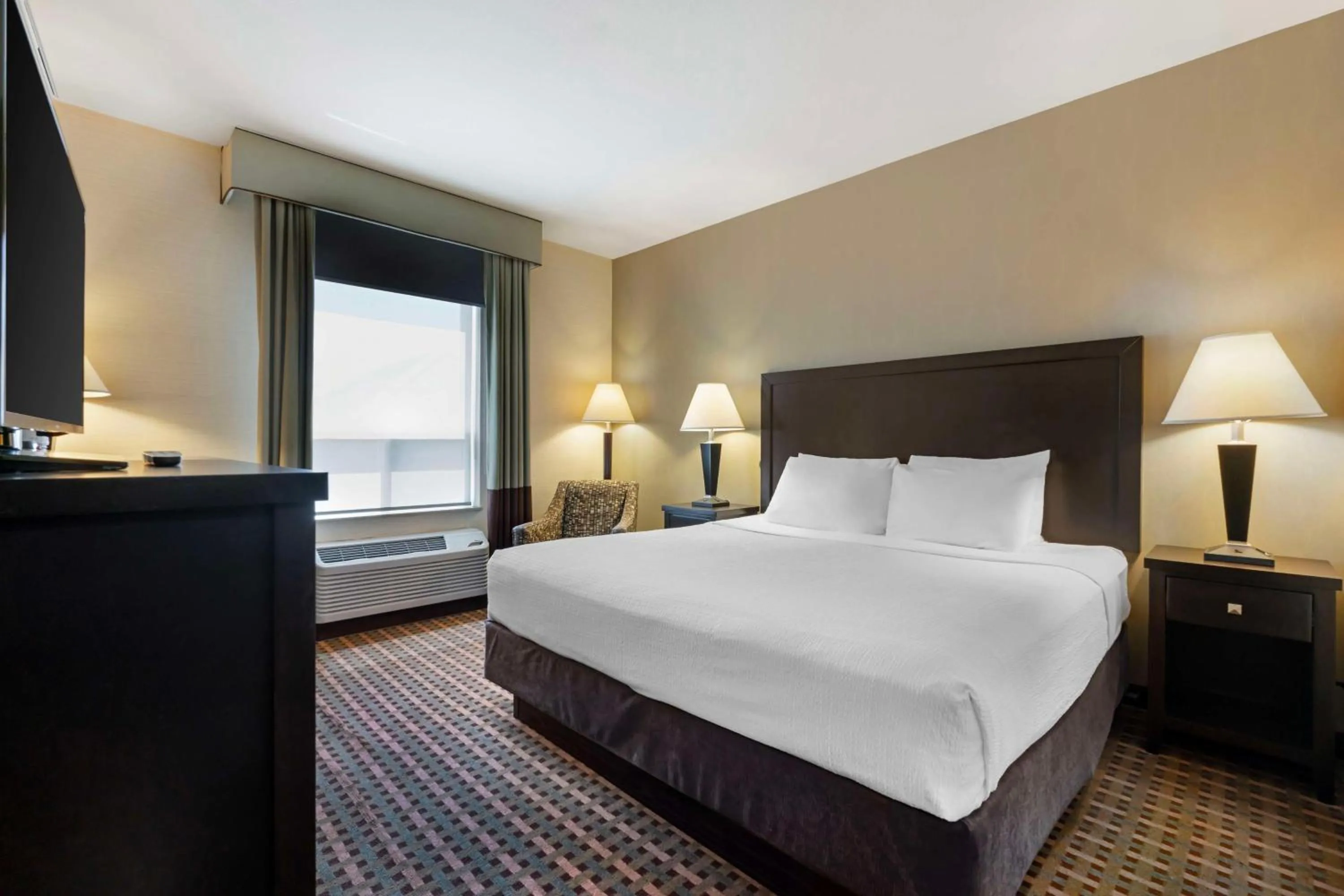 Bedroom, Bed in Best Western Pacific Inn