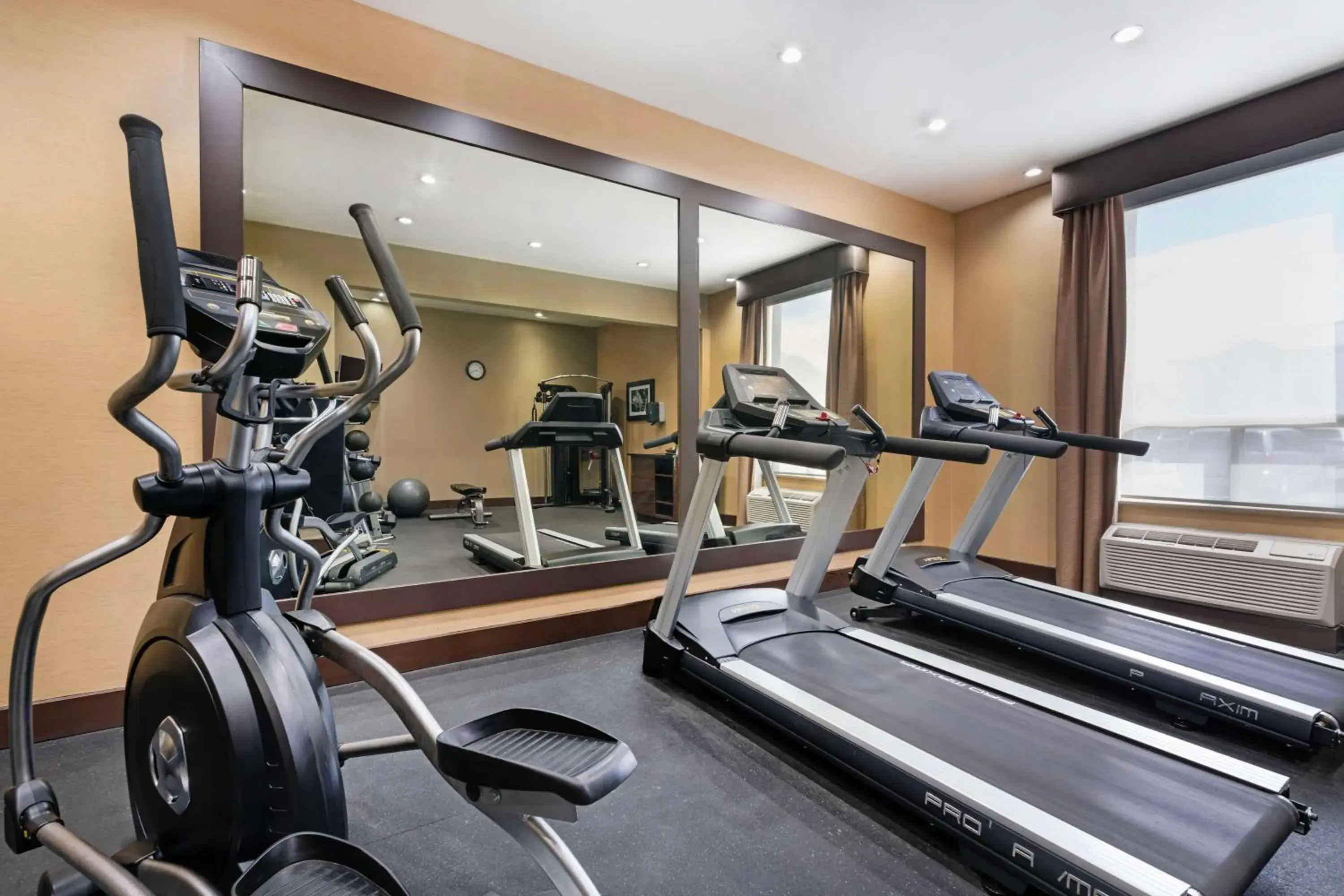 Fitness centre/facilities in Best Western Pacific Inn Fitness centre/facilities in Best Western Pacific Inn