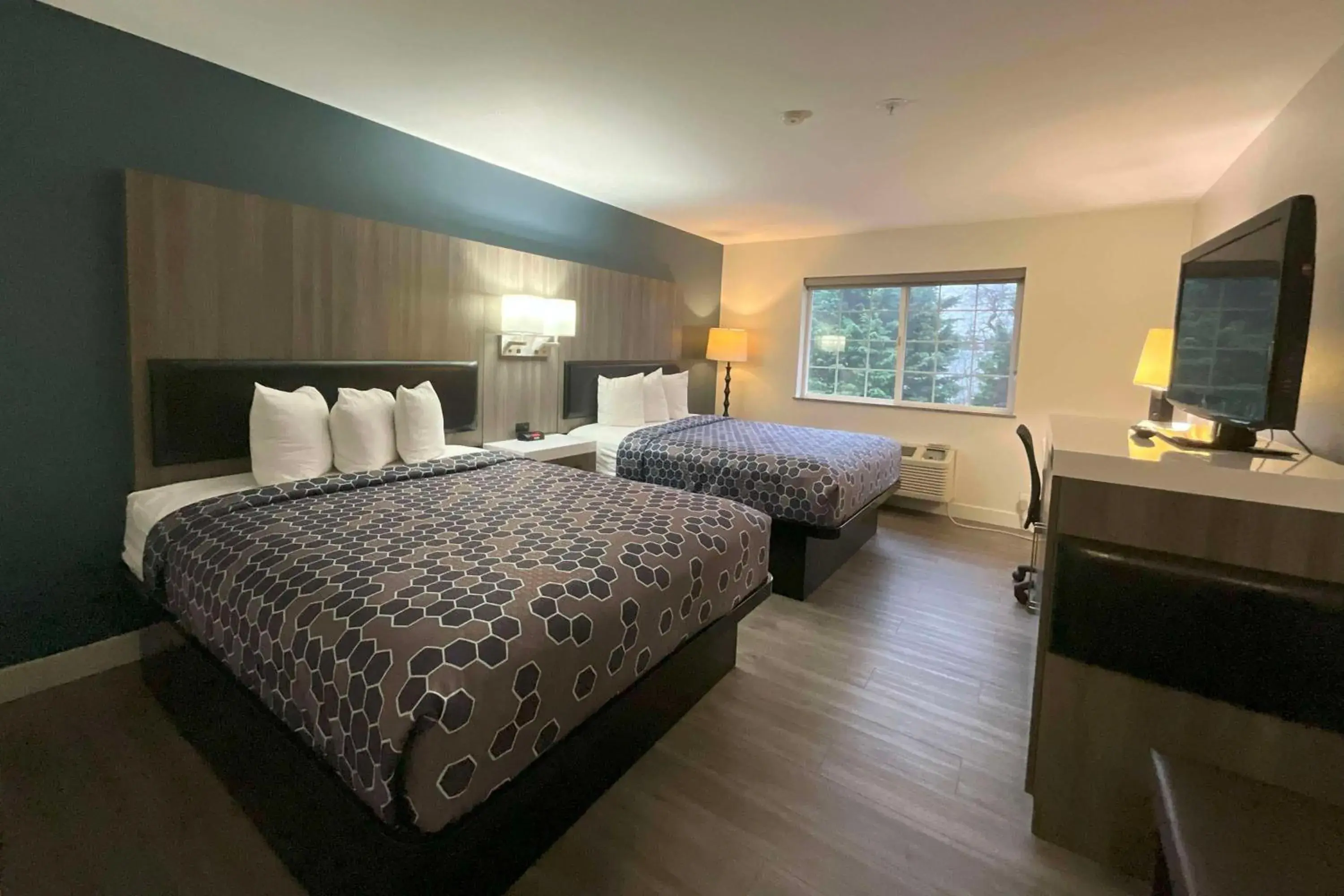 Photo of the whole room, Bed in Baymont by Wyndham Kent - Seattle Photo of the whole room, Bed in Baymont by Wyndham Kent - Seattle