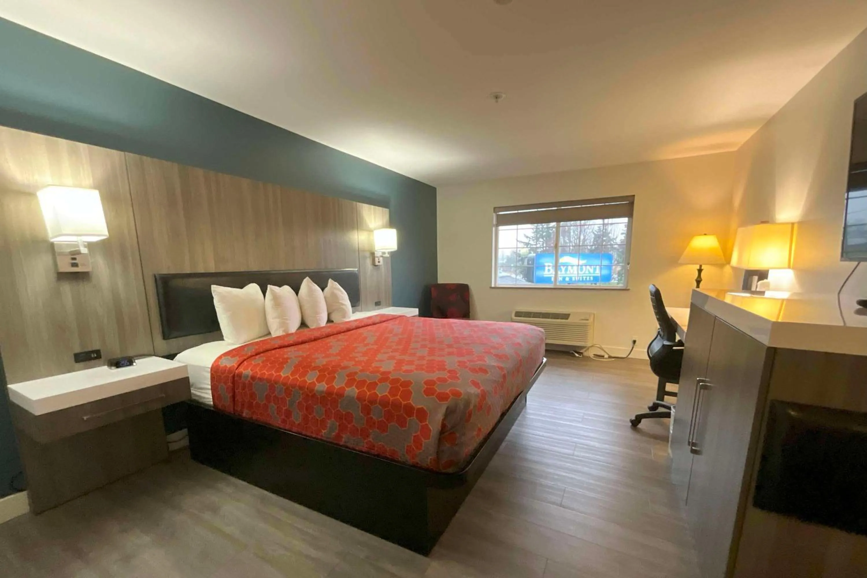 Photo of the whole room, Bed in Baymont by Wyndham Kent - Seattle