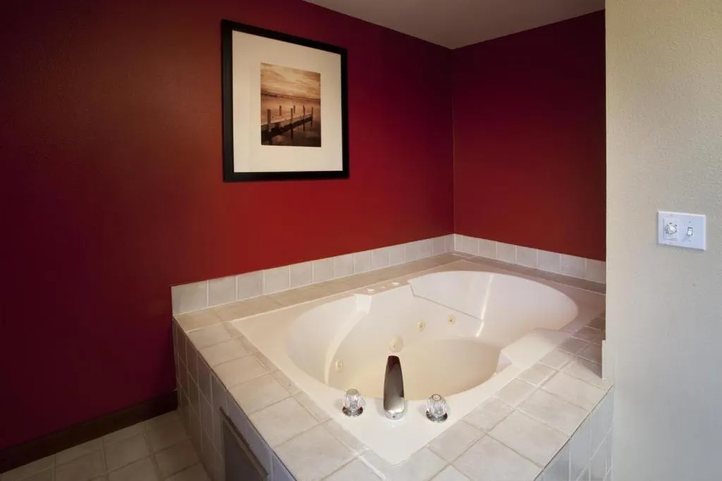 King Suite with Spa Bath in Baymont by Wyndham Kent - Seattle