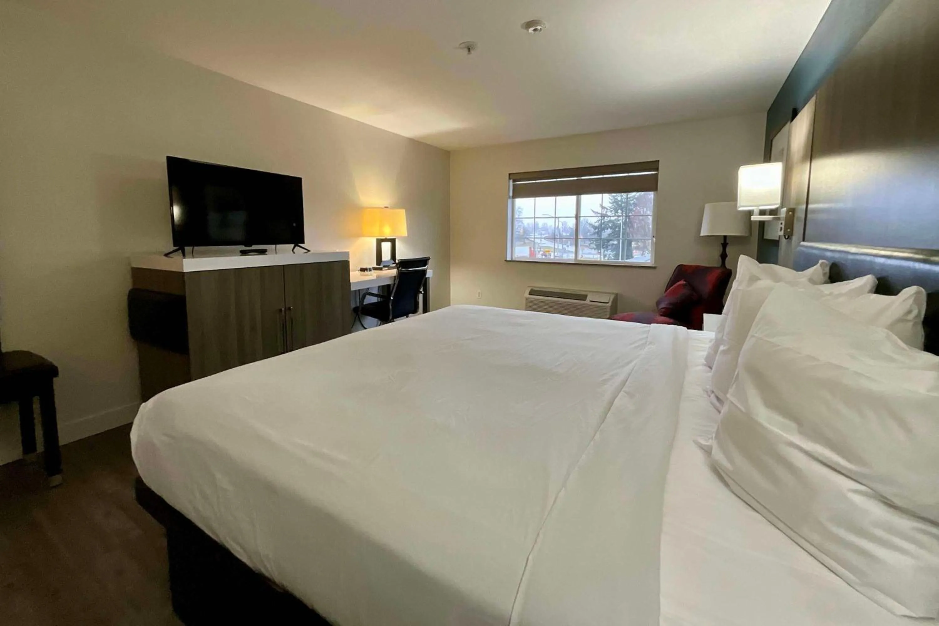 Photo of the whole room, Bed in Baymont by Wyndham Kent - Seattle