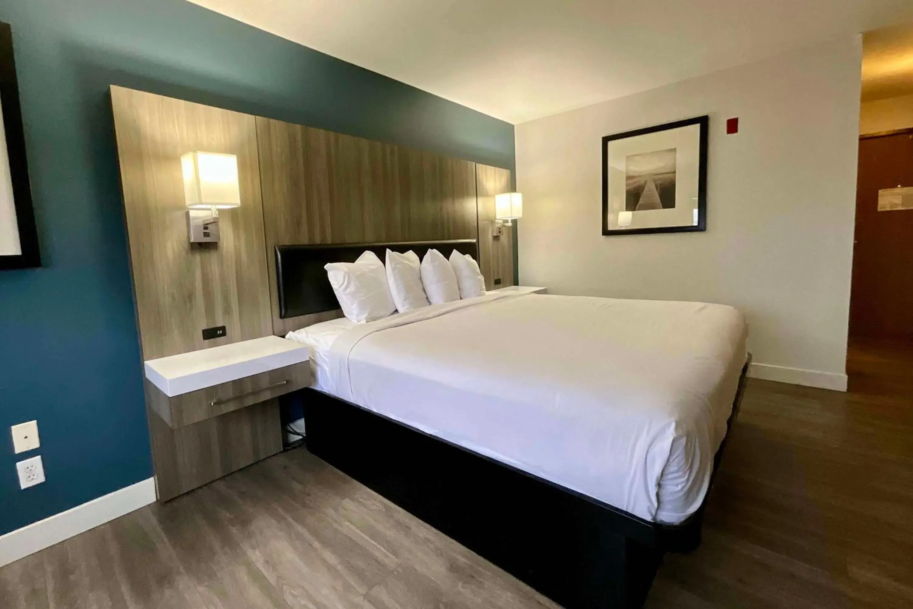 Photo of the whole room, Bed in Baymont by Wyndham Kent - Seattle Photo of the whole room, Bed in Baymont by Wyndham Kent - Seattle