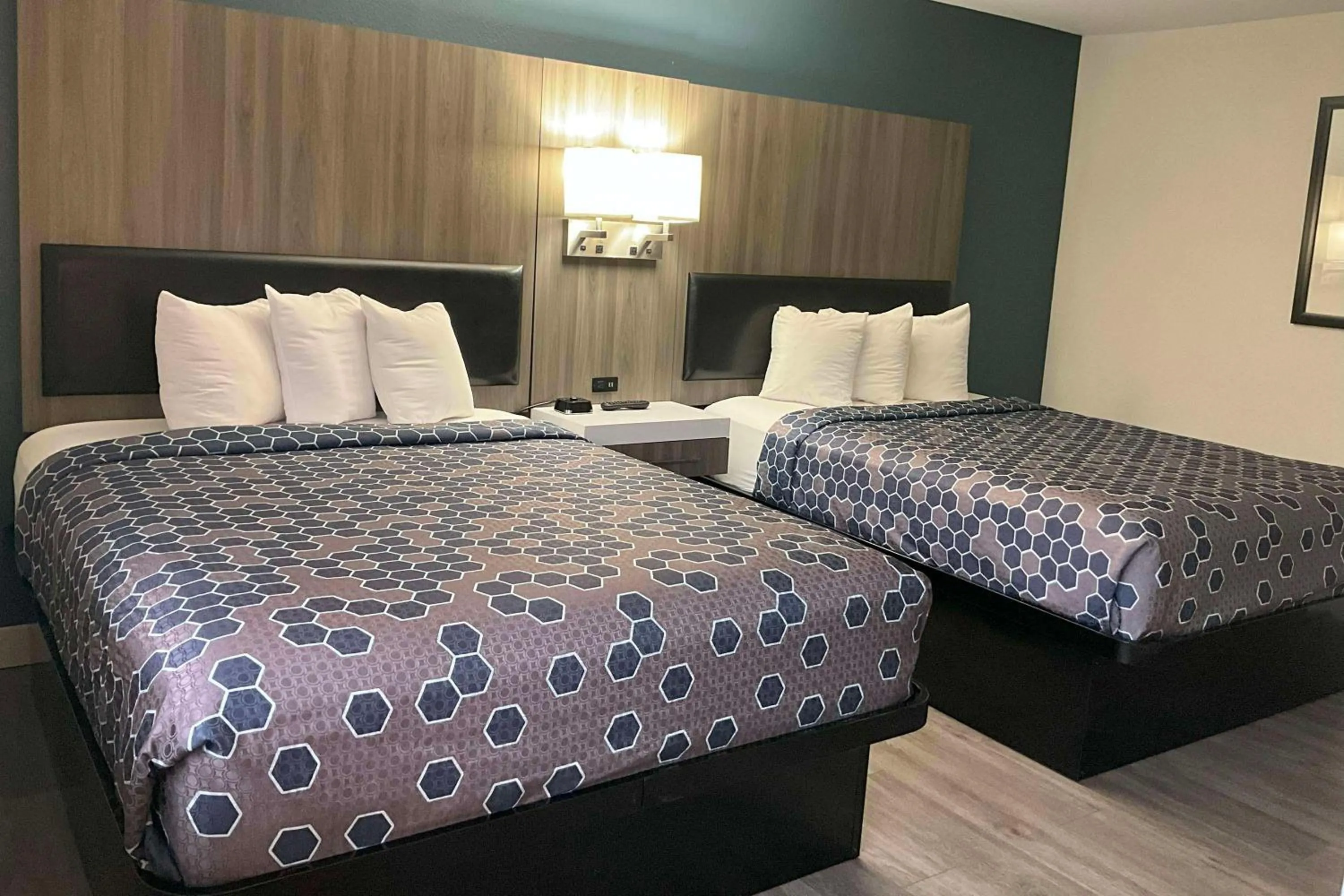 Photo of the whole room, Bed in Baymont by Wyndham Kent - Seattle