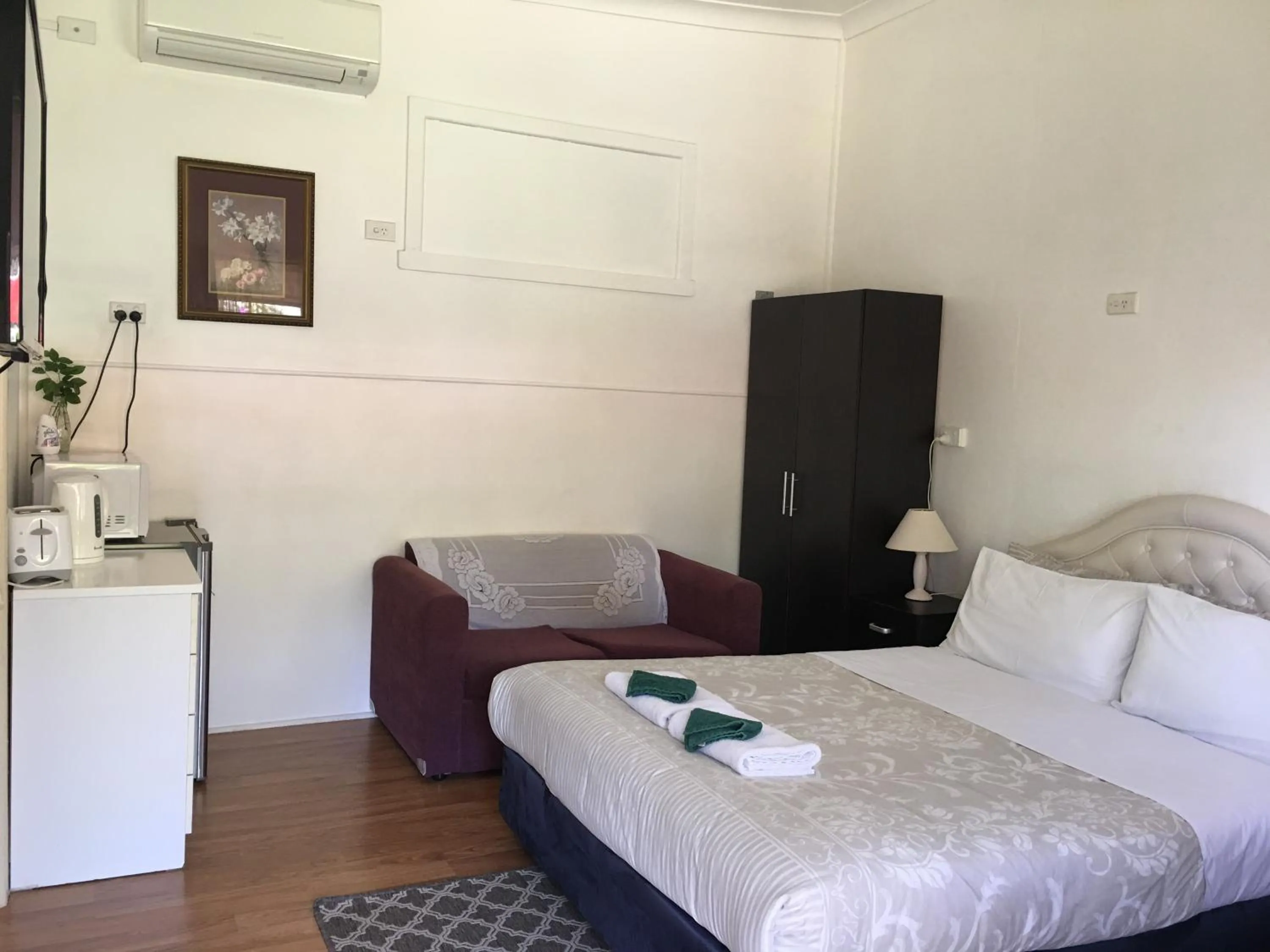 Bed in Major Innes Motel