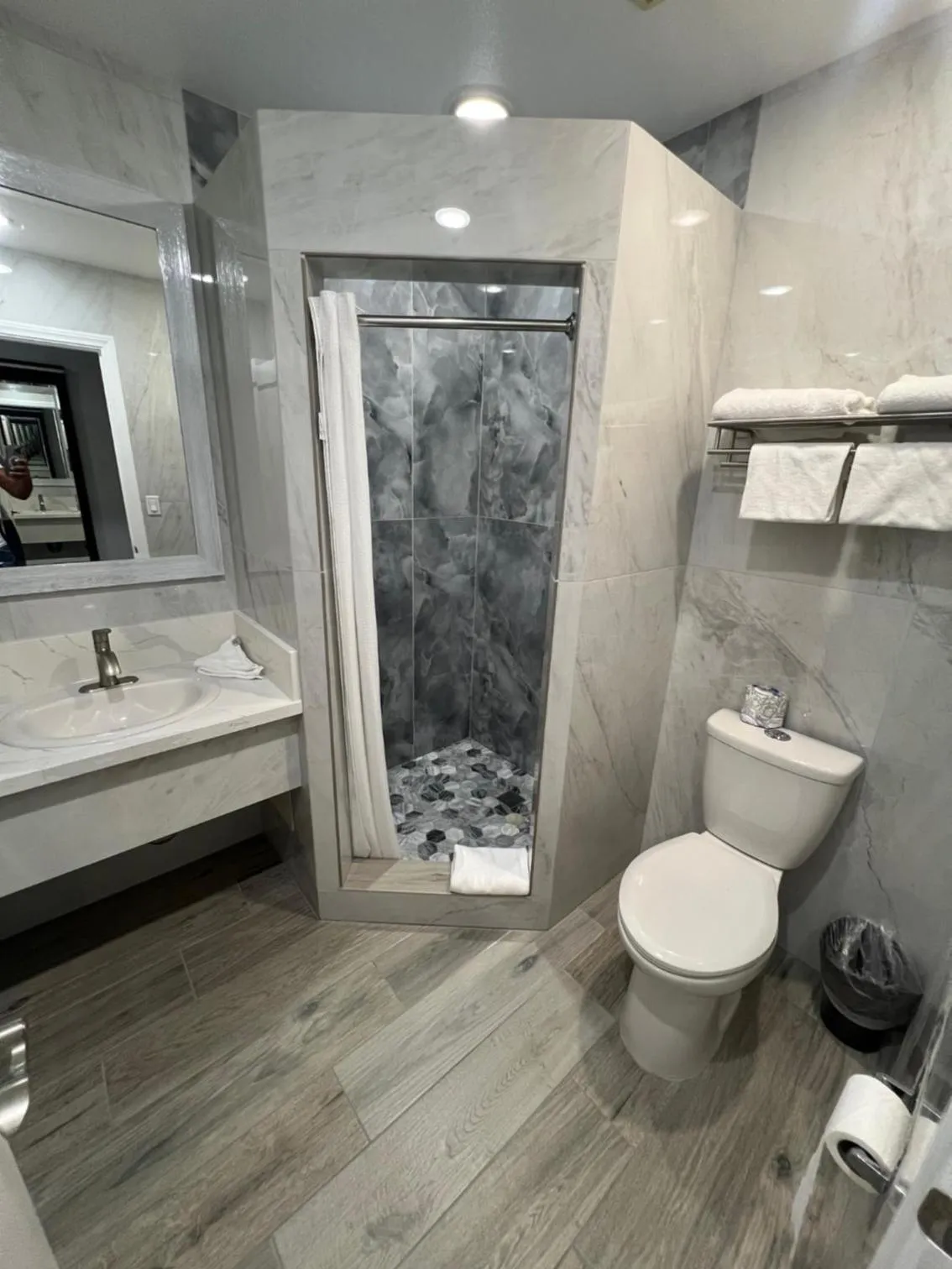 Bathroom in Crystal Lodge Motel