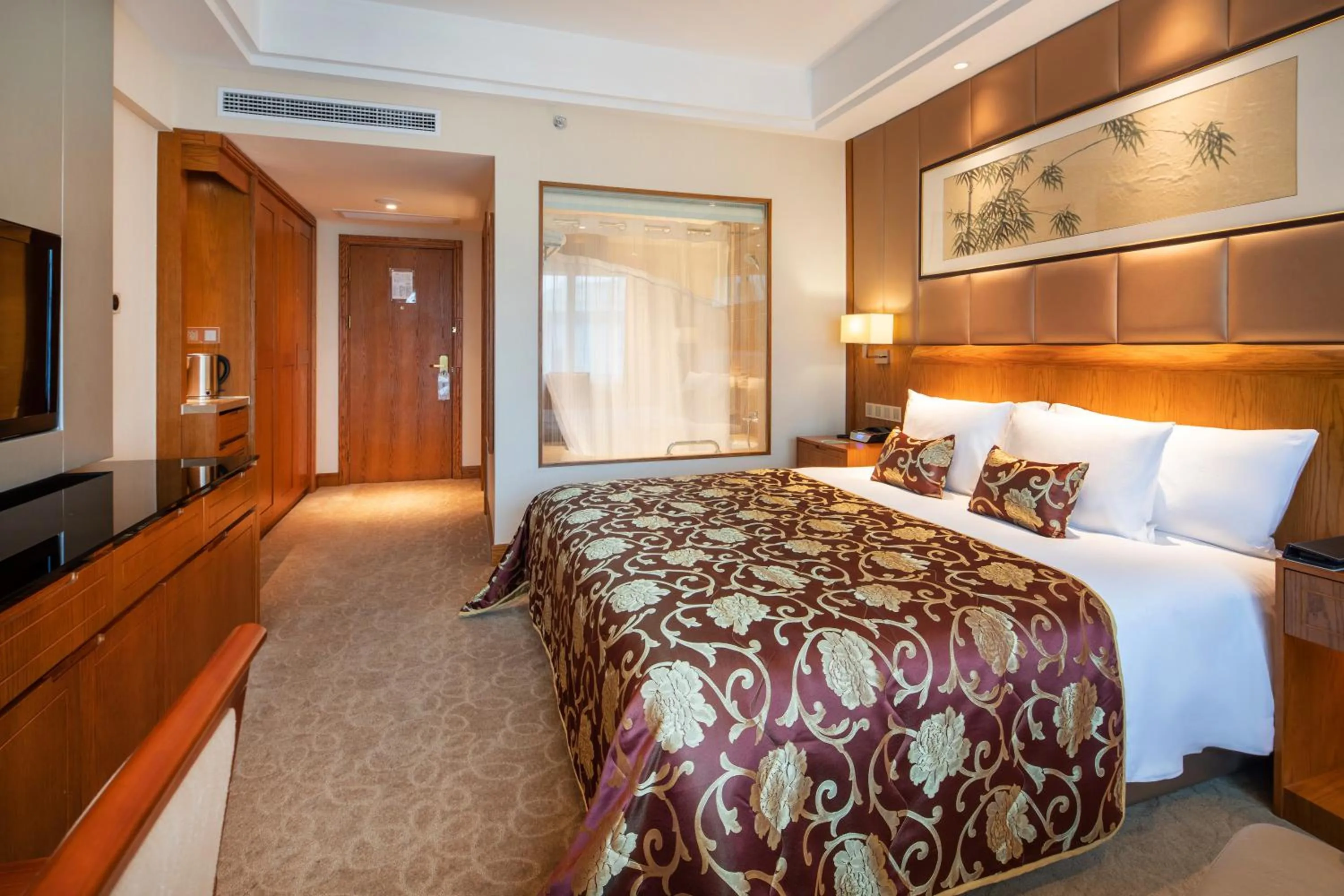 Photo of the whole room, Bed in Mason Hotel