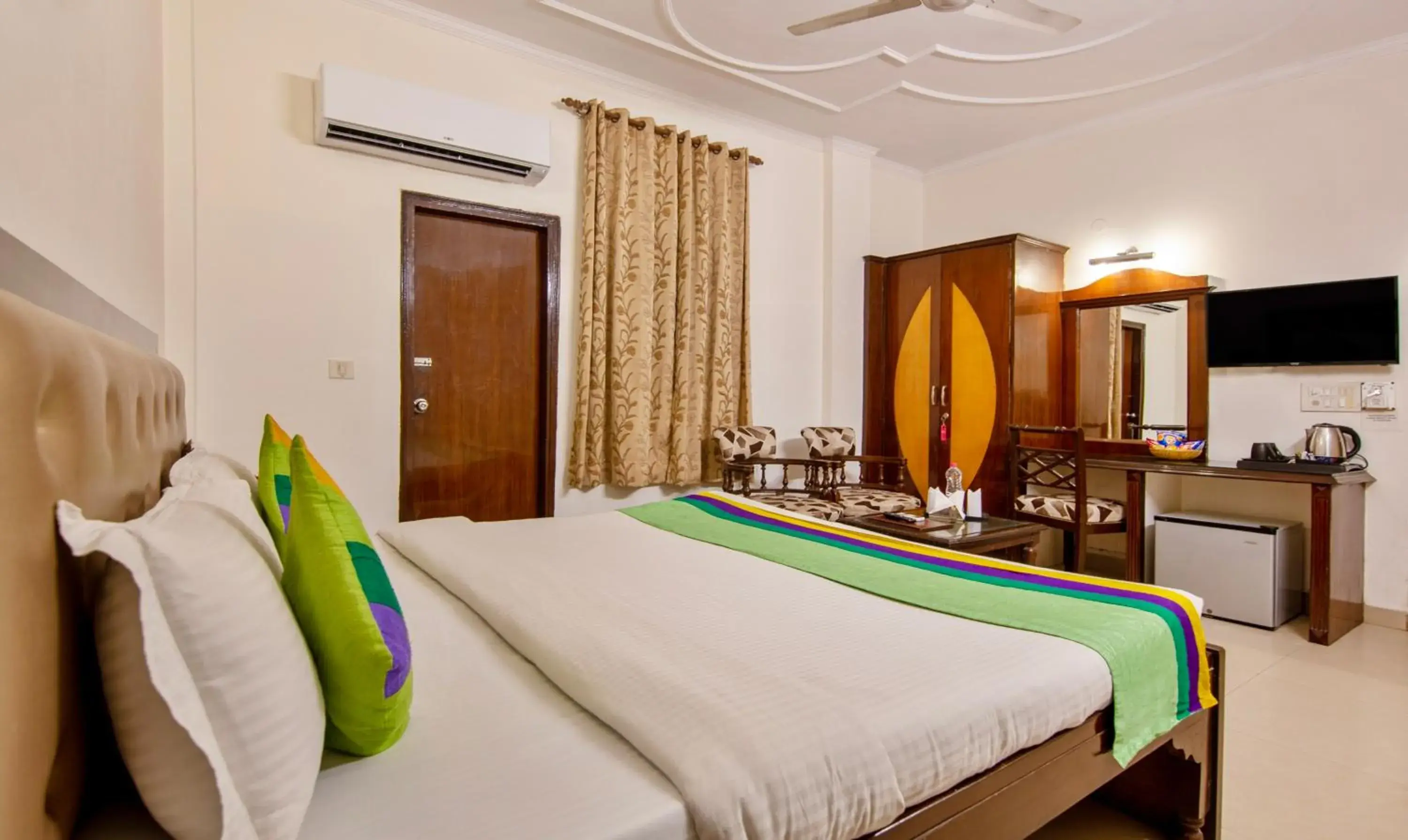 Bedroom, Bed in Treebo Paras International Bedroom, Bed in Treebo Paras International