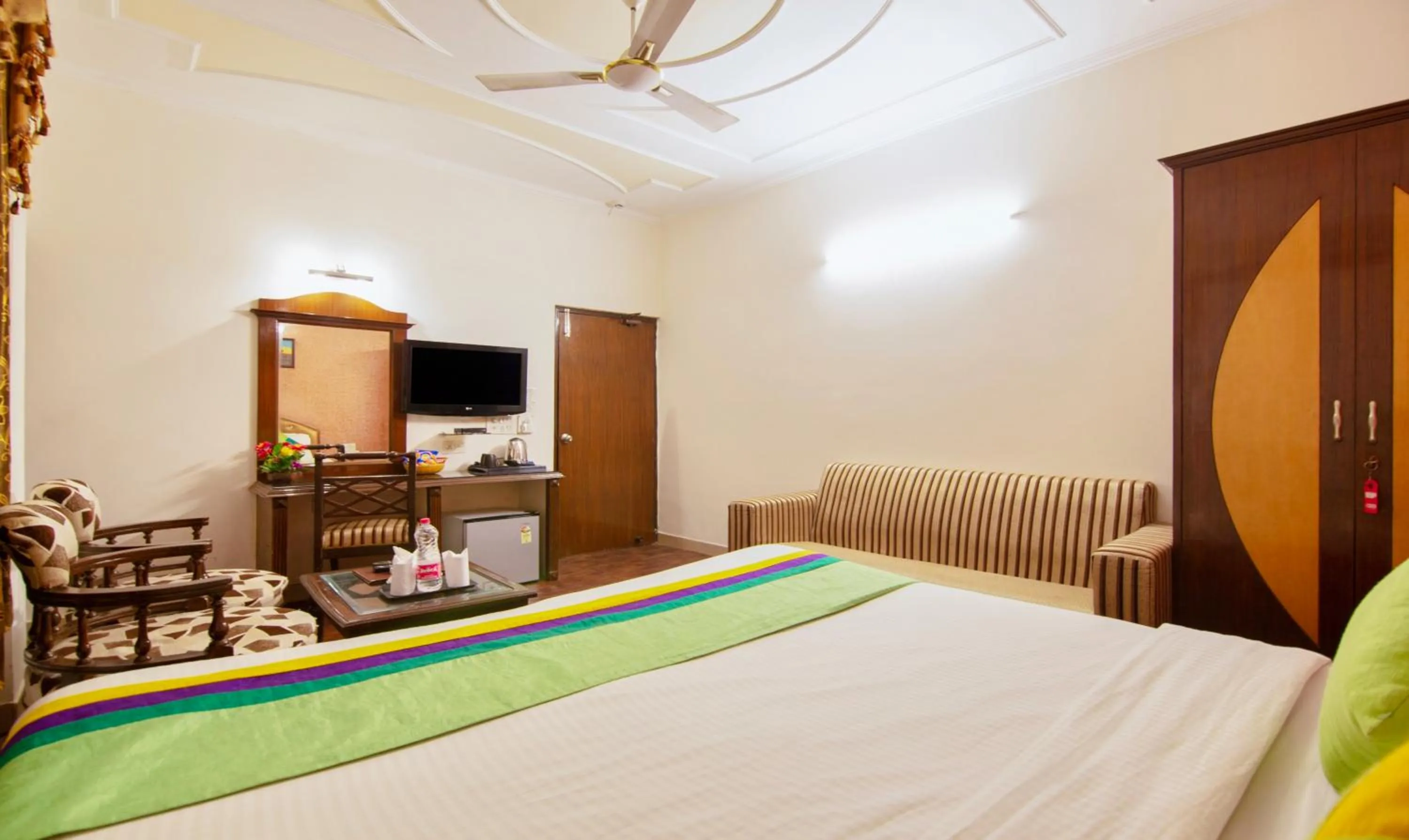 Bedroom, Bed in Treebo Paras International