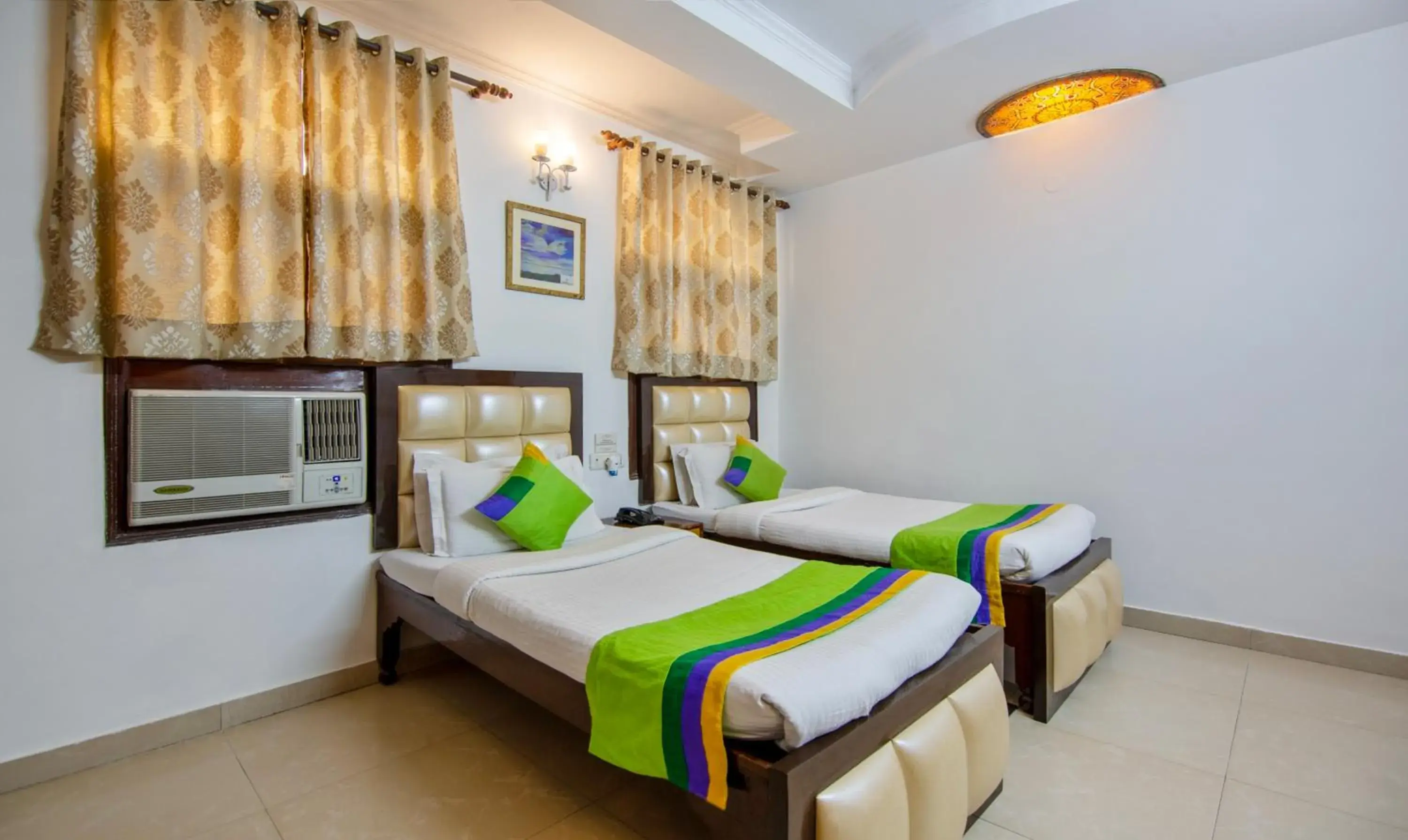 Bedroom, Bed in Treebo Paras International Bedroom, Bed in Treebo Paras International