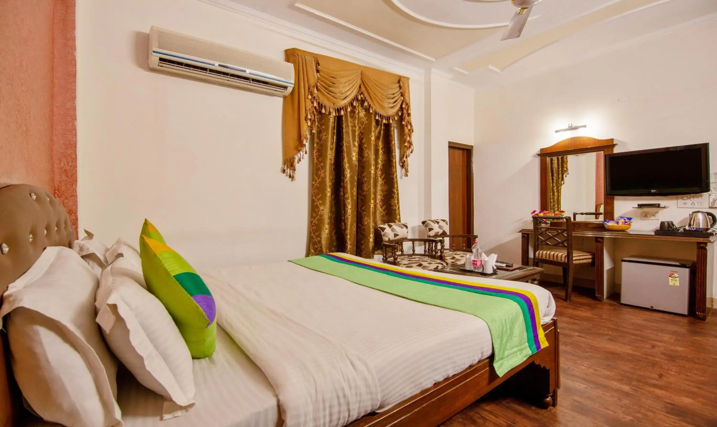 Bedroom, Bed in Treebo Paras International Bedroom, Bed in Treebo Paras International