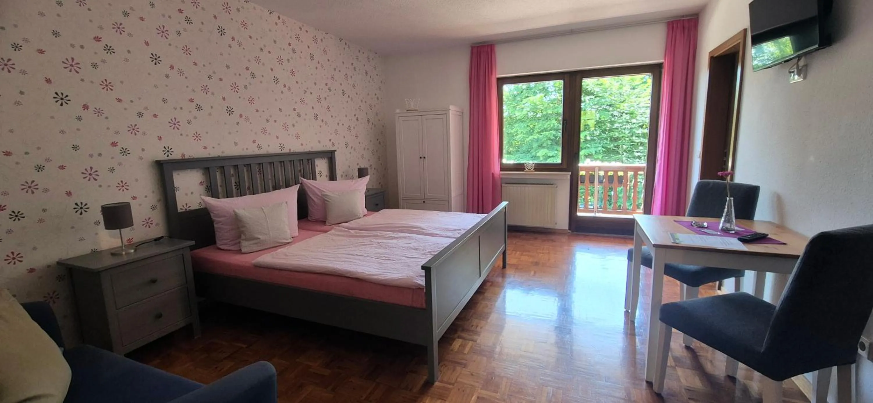 Photo of the whole room, Bed in Gasthof Schumacher Hotel garni