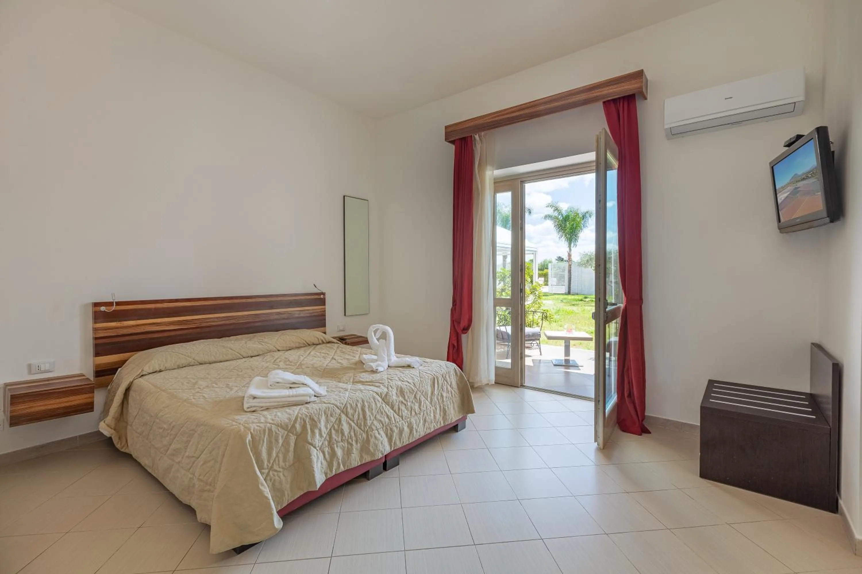 Patio, Bed in diVino Hotel