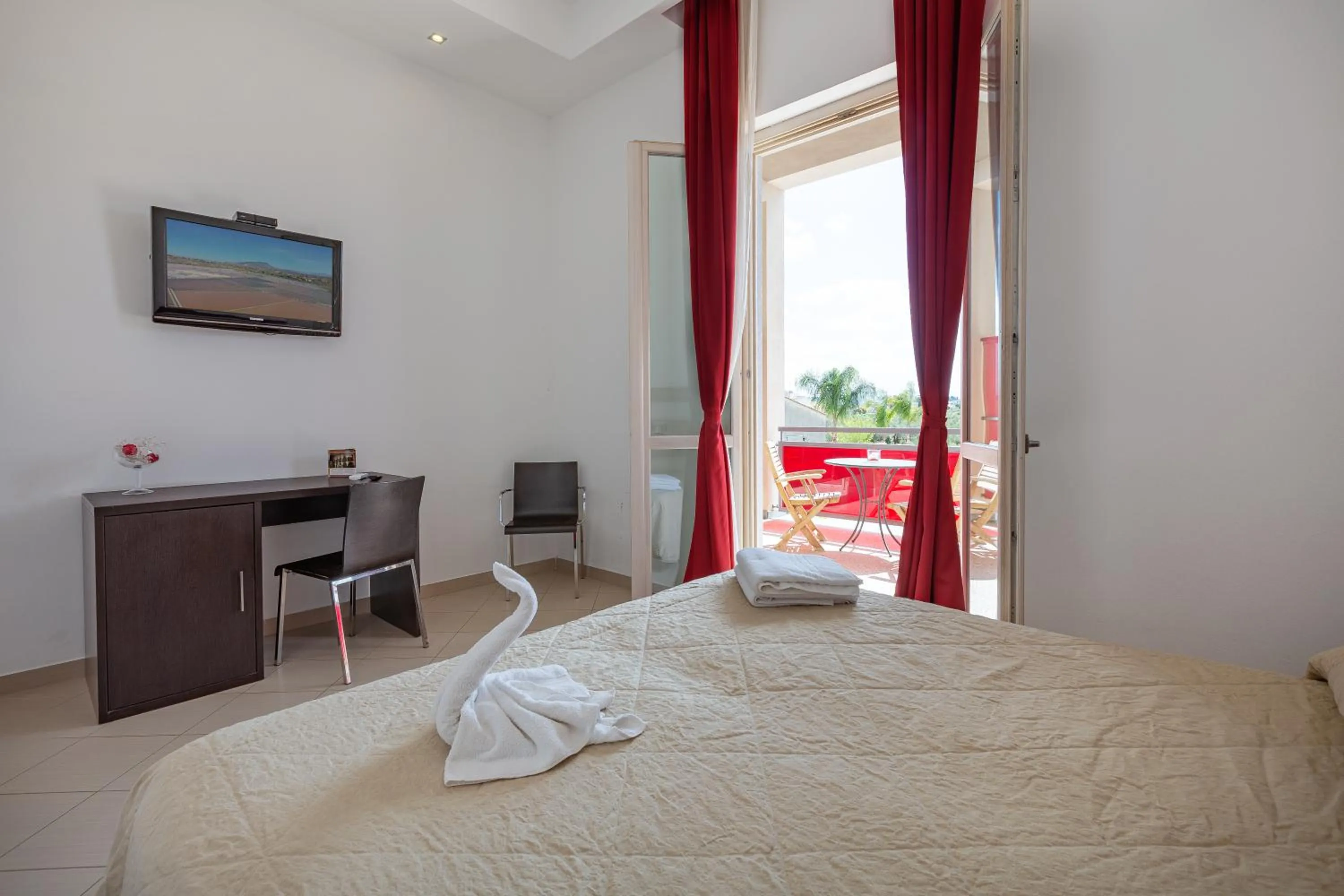 Patio, Bed in diVino Hotel