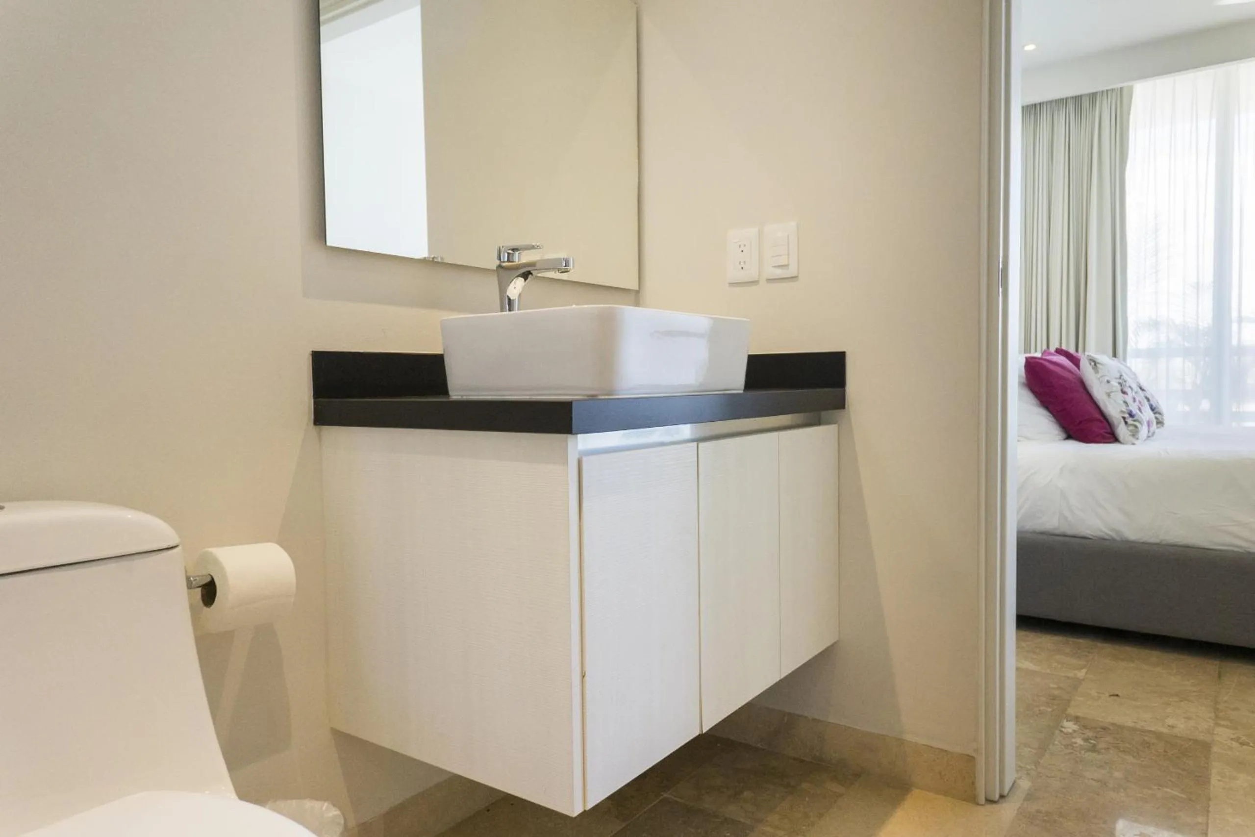 Bathroom, Bed in Tropic Playa Apartments
