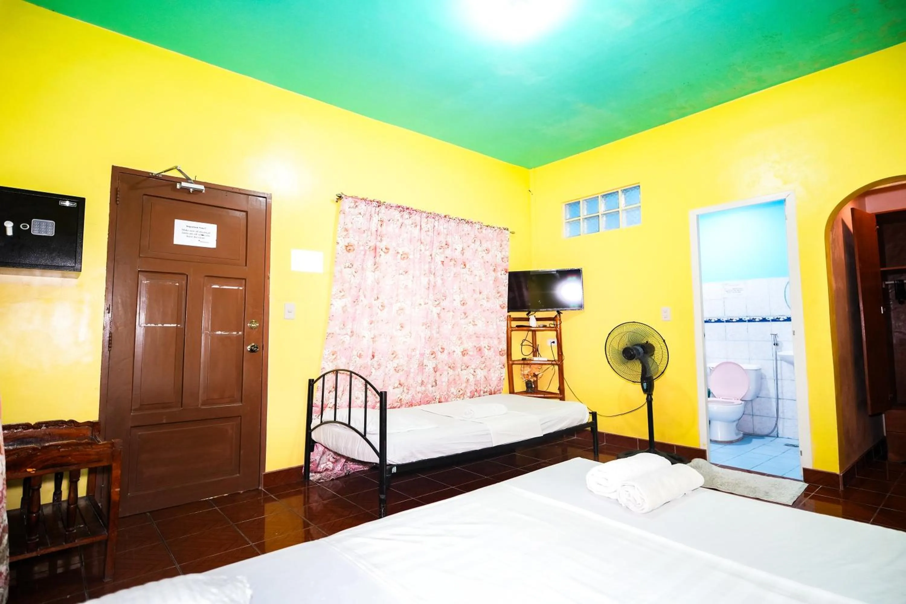 Bed in Gracias Inn Boracay