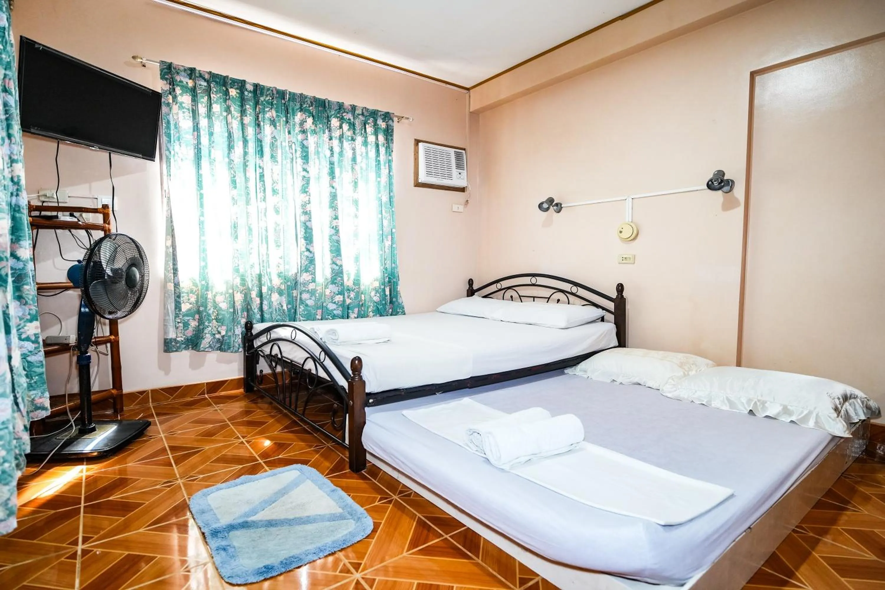 Bedroom, Bed in Gracias Inn Boracay