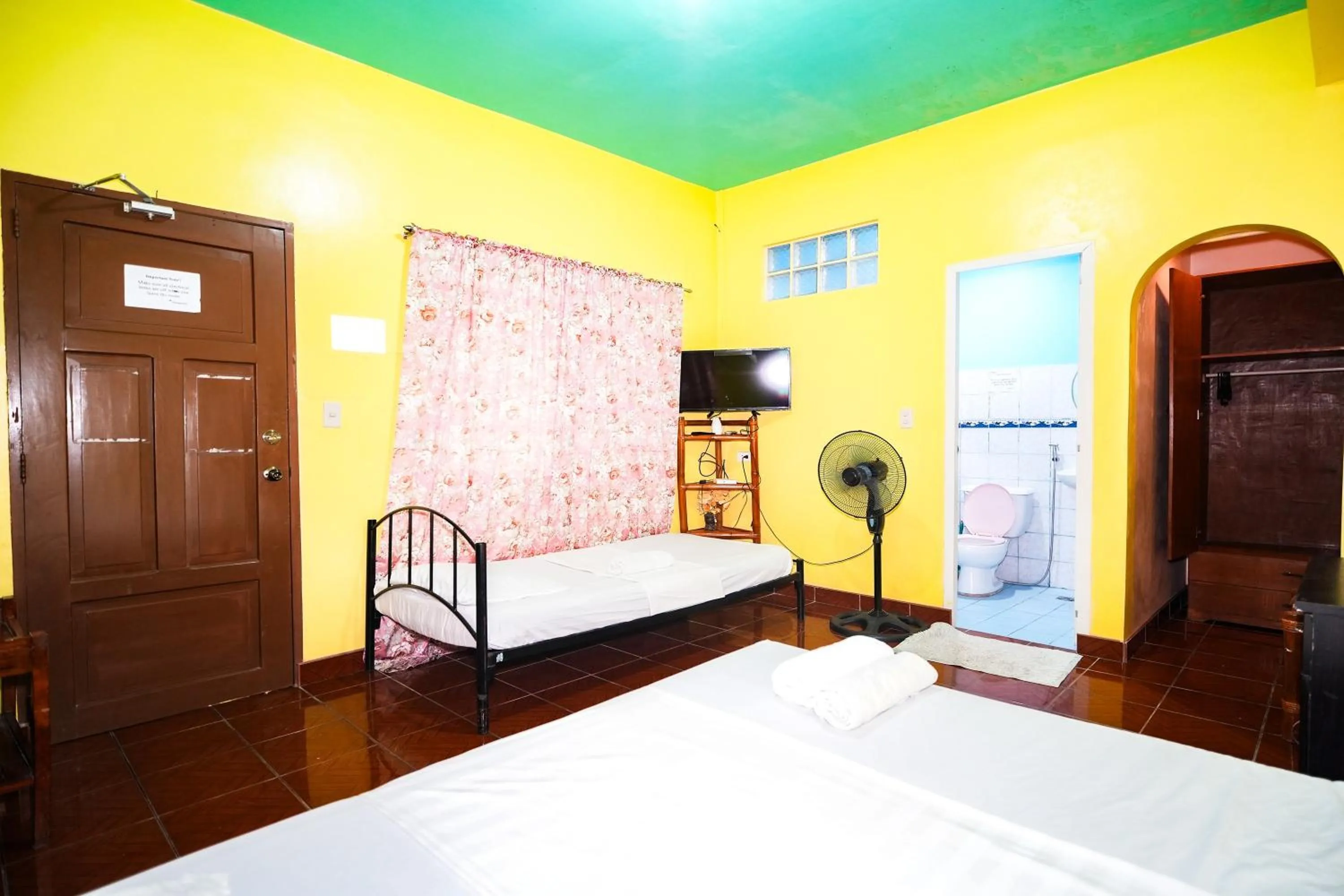 Bed in Gracias Inn Boracay