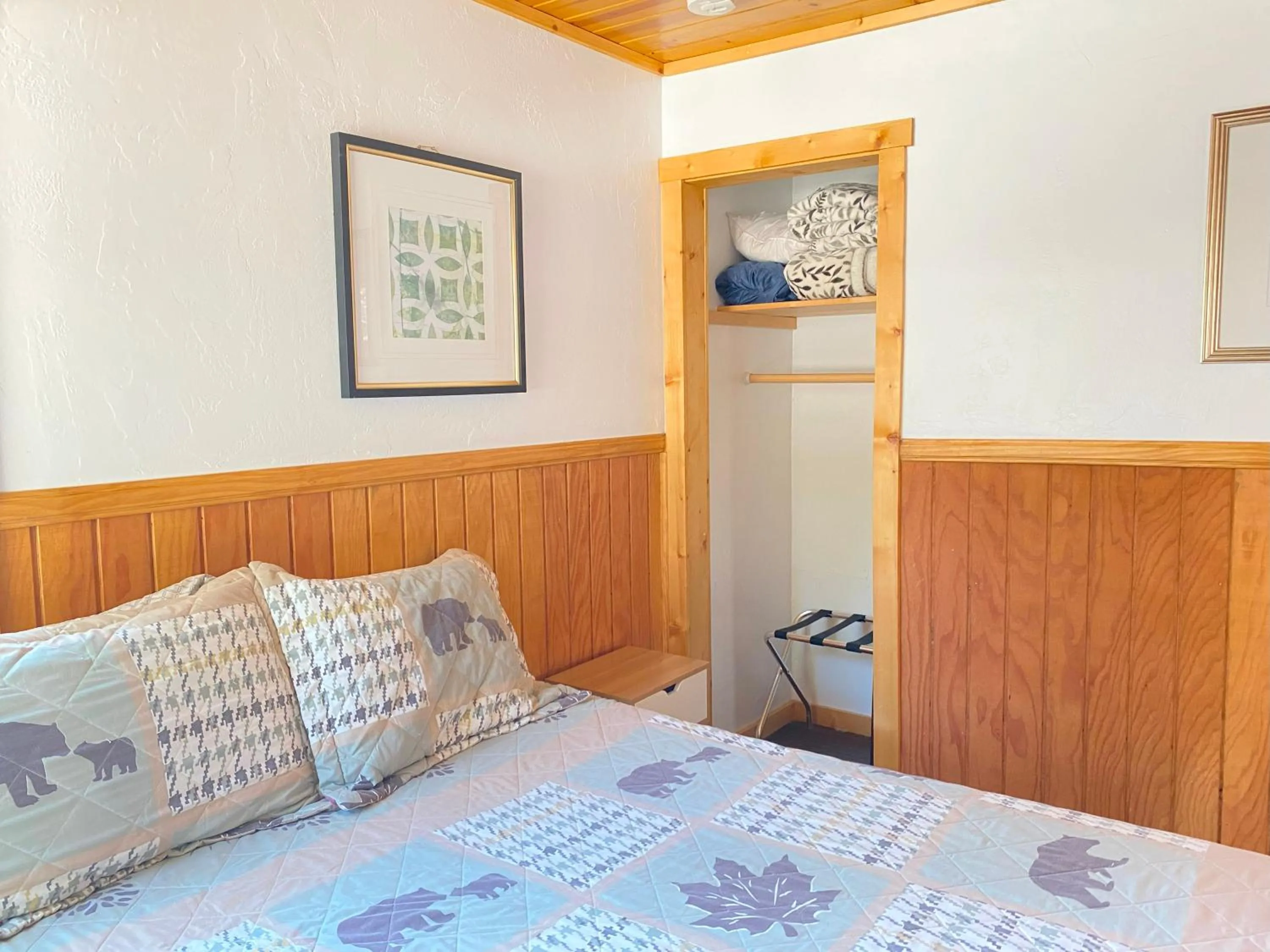 Bedroom, Bed in Blue Horizon Lodge