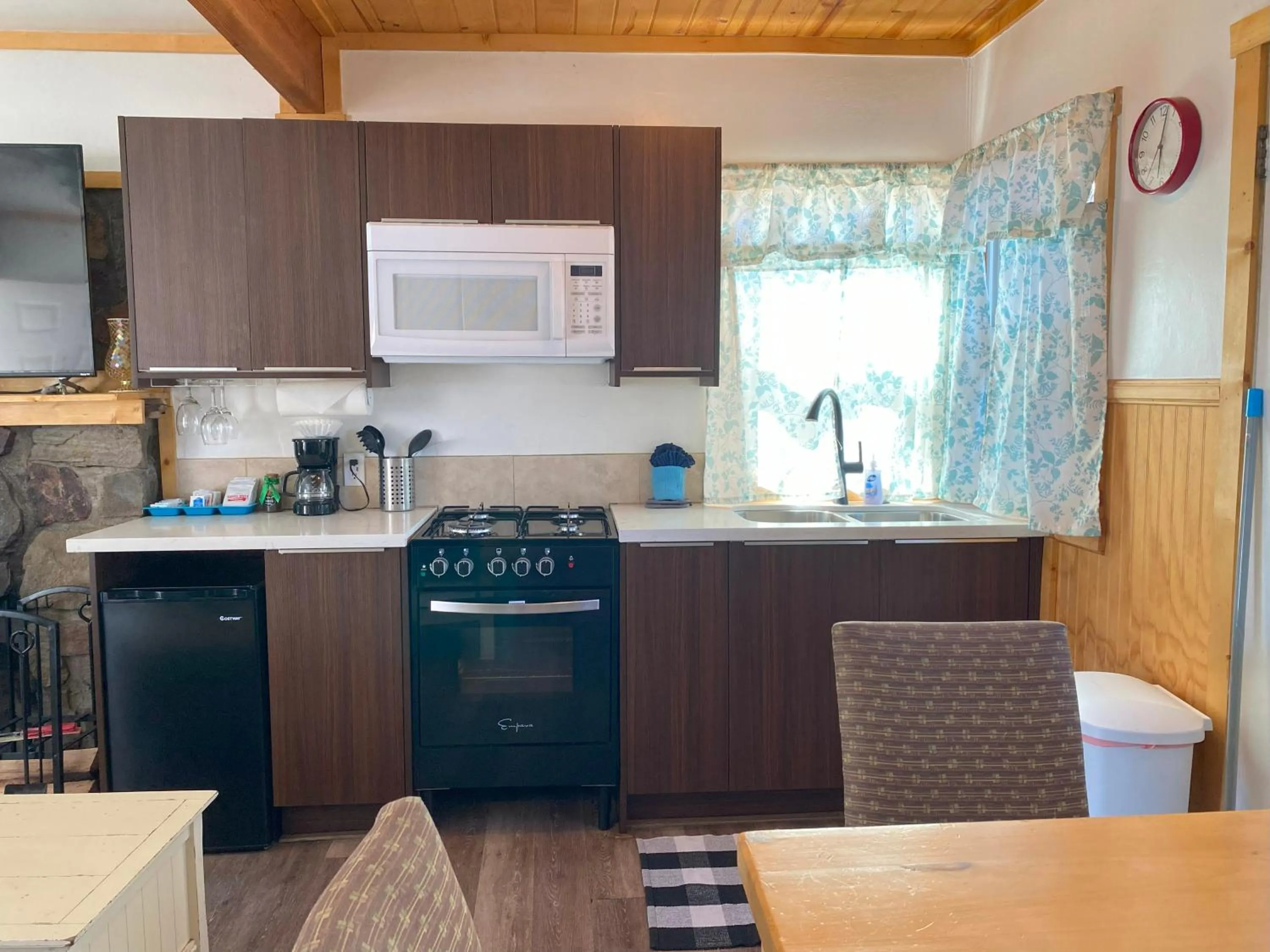Kitchen or kitchenette in Blue Horizon Lodge