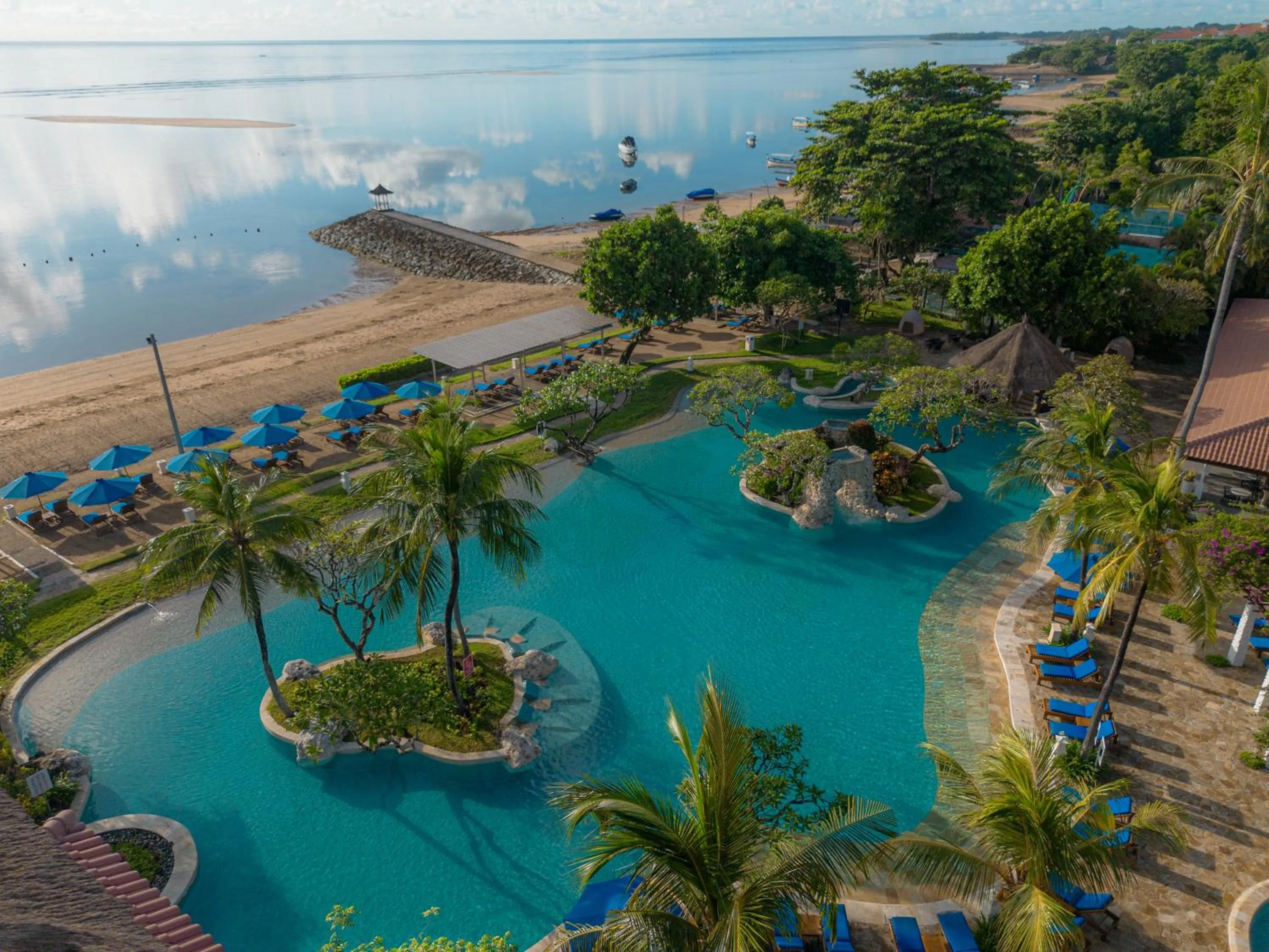 Swimming pool in Hotel Nikko Bali Benoa Beach