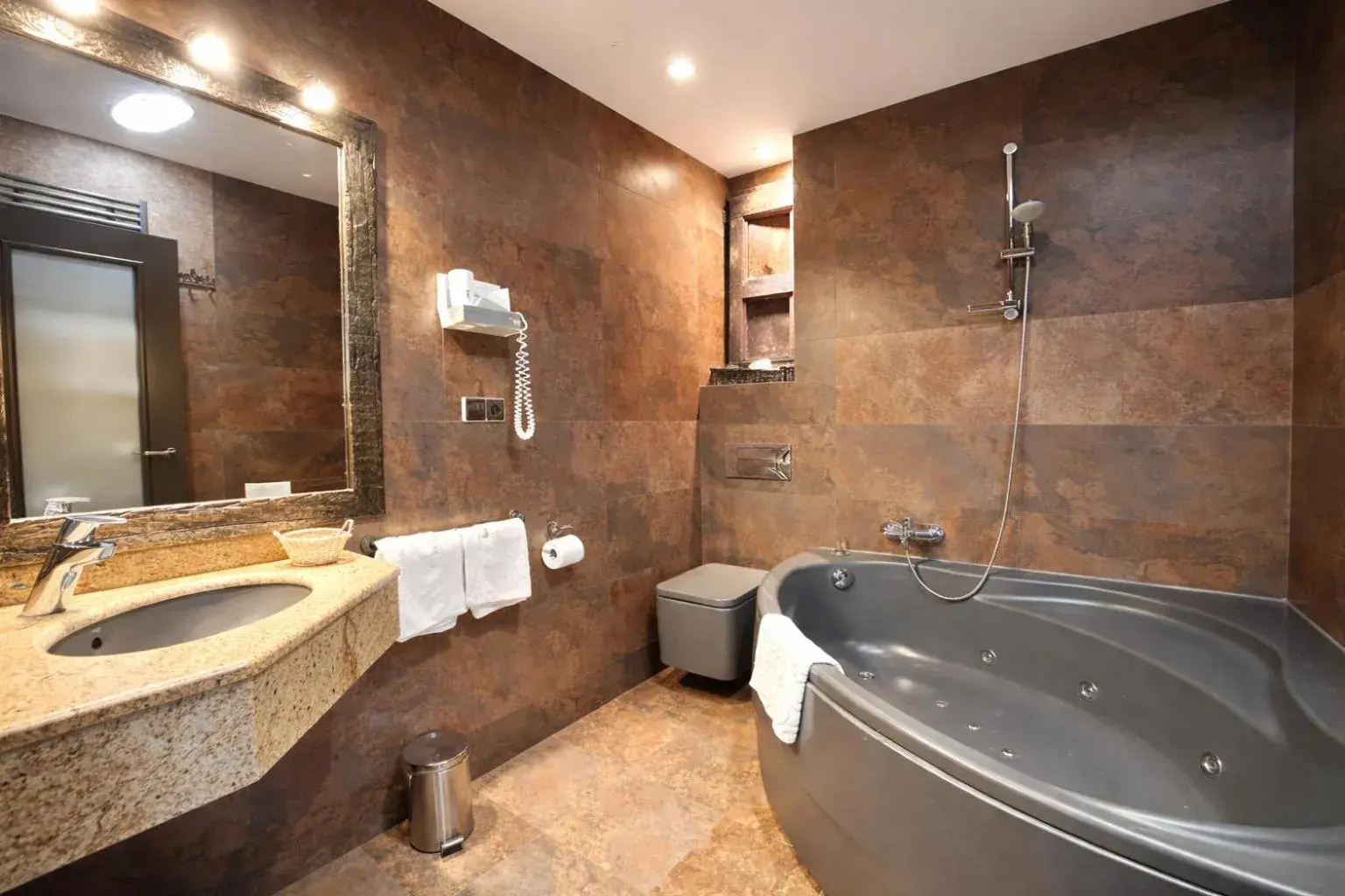 Suite with Hot Tub in La Posada d'Àneu by RdA Hotels Suite with Hot Tub in La Posada d'Àneu by RdA Hotels