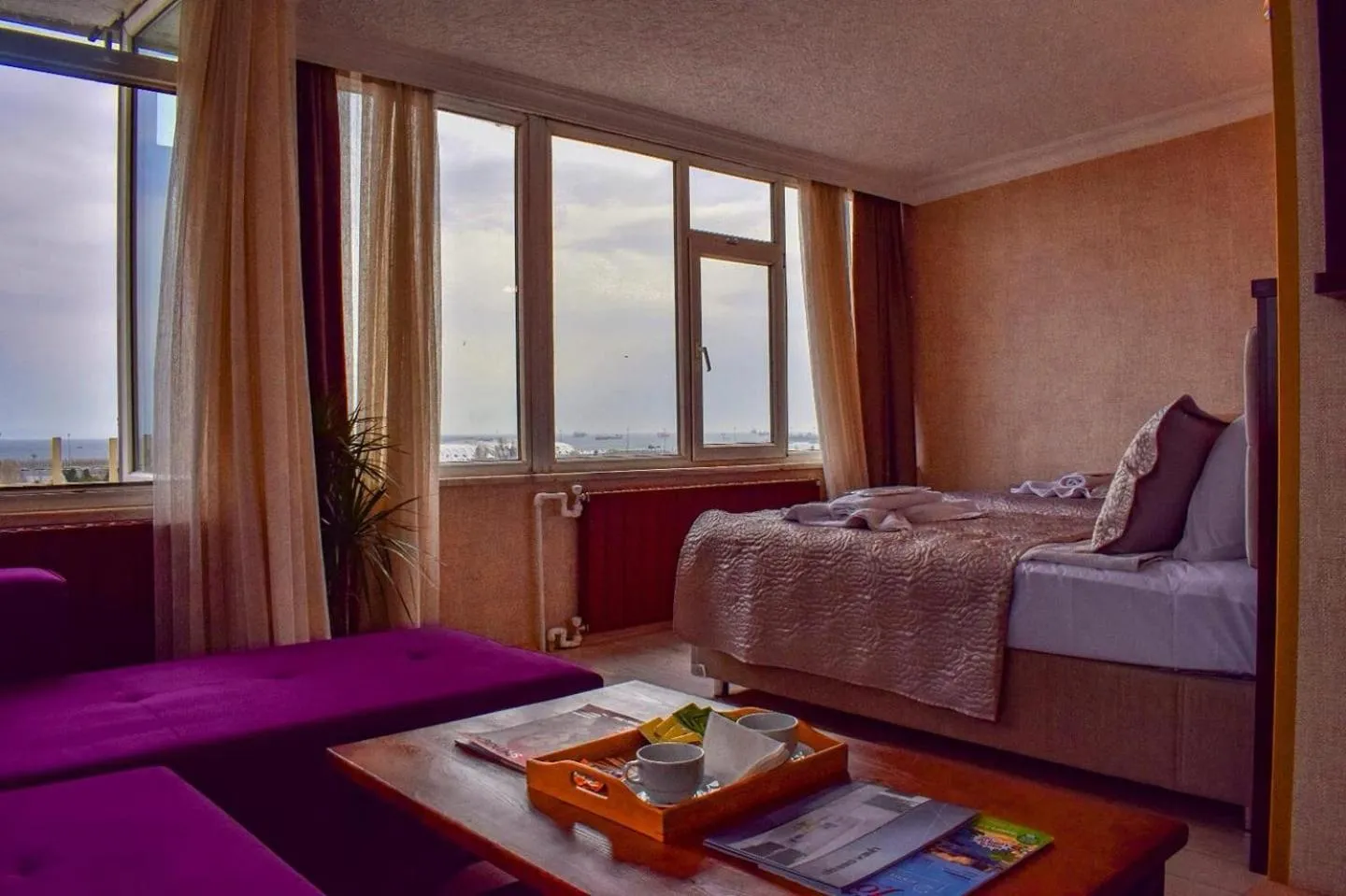 Sea view, Bed in Mekke Hotel Istanbul