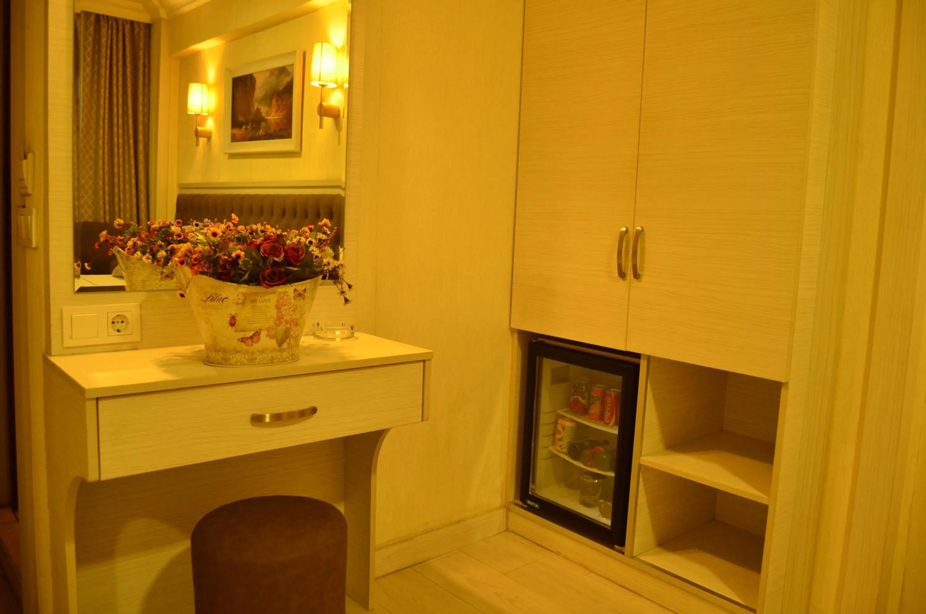 Photo of the whole room in Mekke Hotel Istanbul