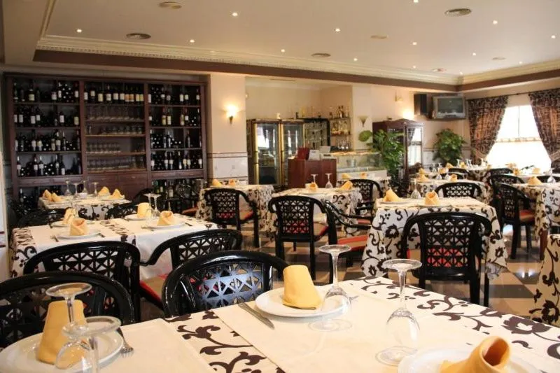 Restaurant/places to eat in Hotel Frijon