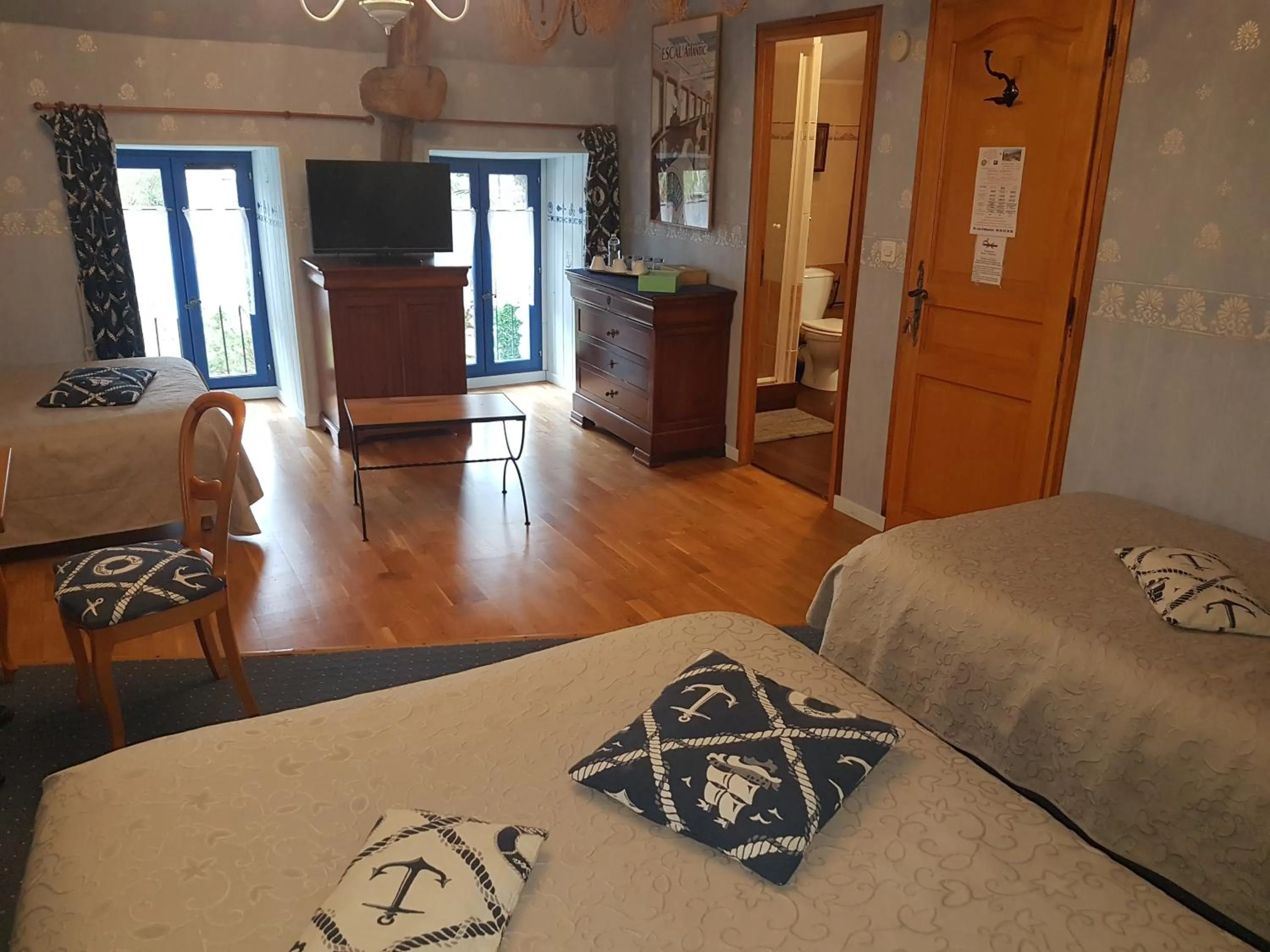 Communal lounge/ TV room, Bed in Le clos du Tay